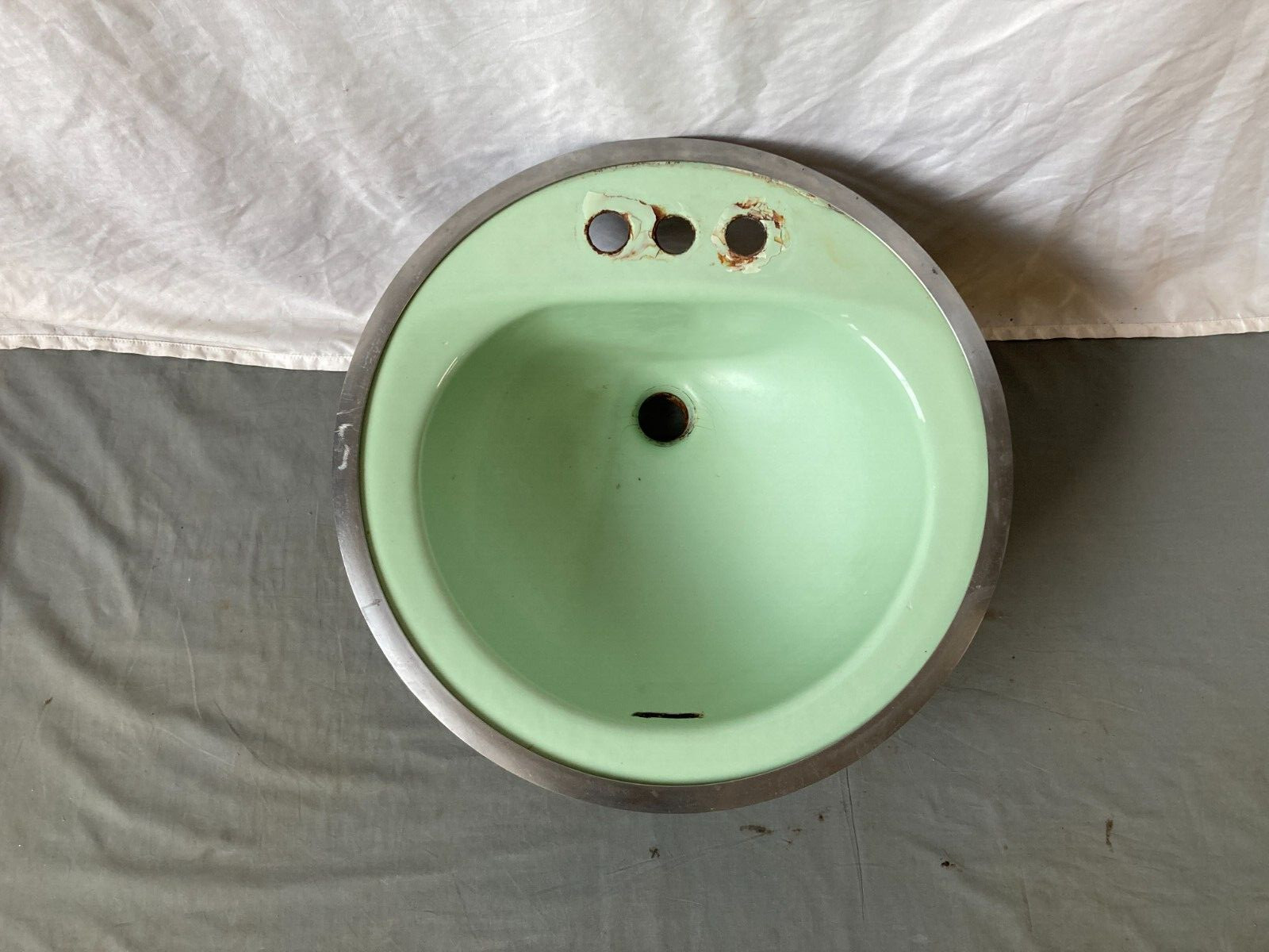 Vtg Mid Century 18" Cast Iron Pale Jadeite Green Round Drop in Bath Sink 135-26E
