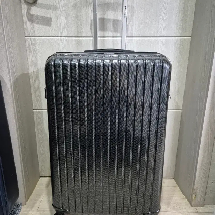 28-inch Hard Shell Travel Suitcase Light Used