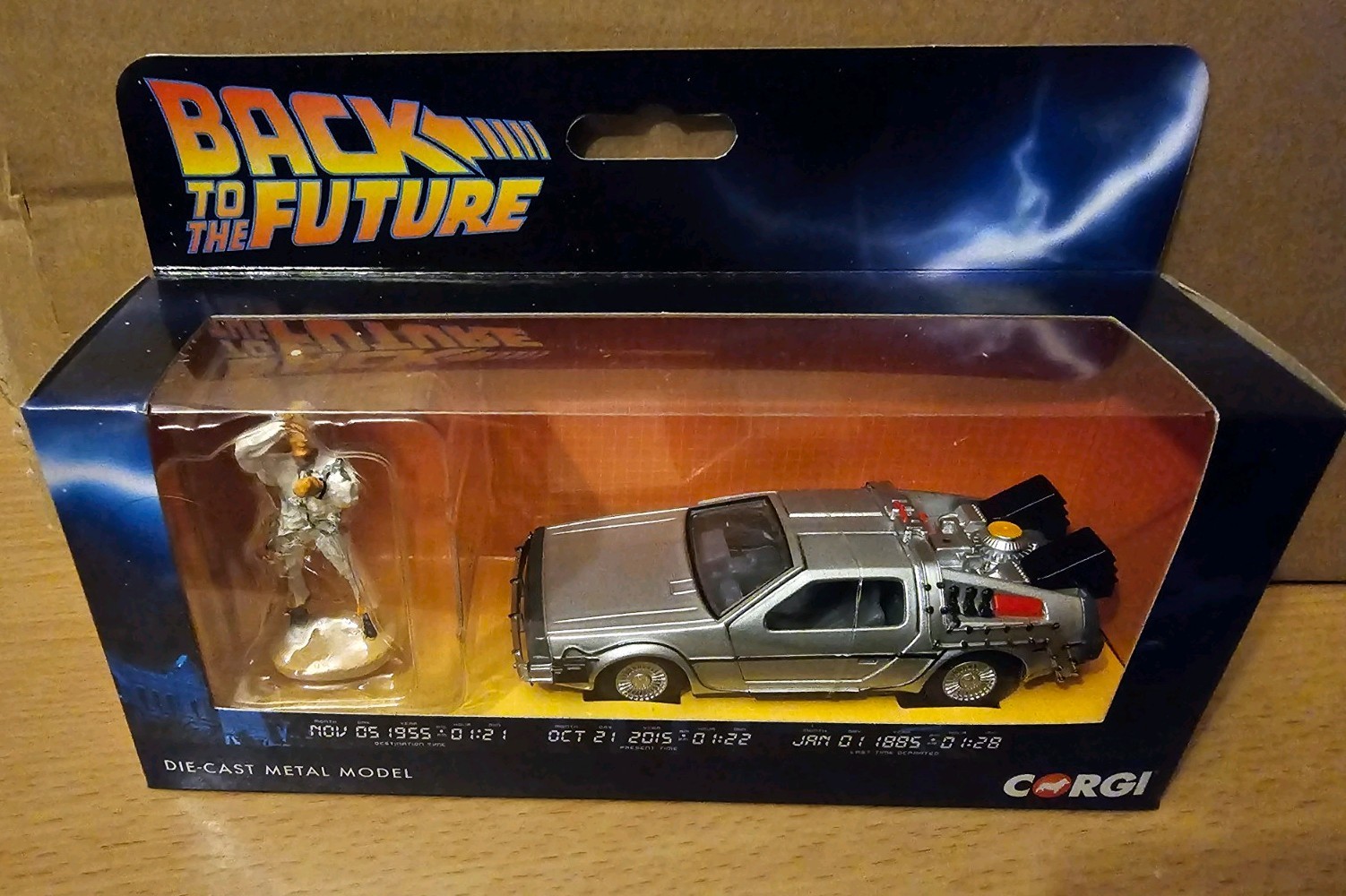 CORGI CC05503 Back to the Future DeLorean Time Machine + Doc Brown figurine NEW