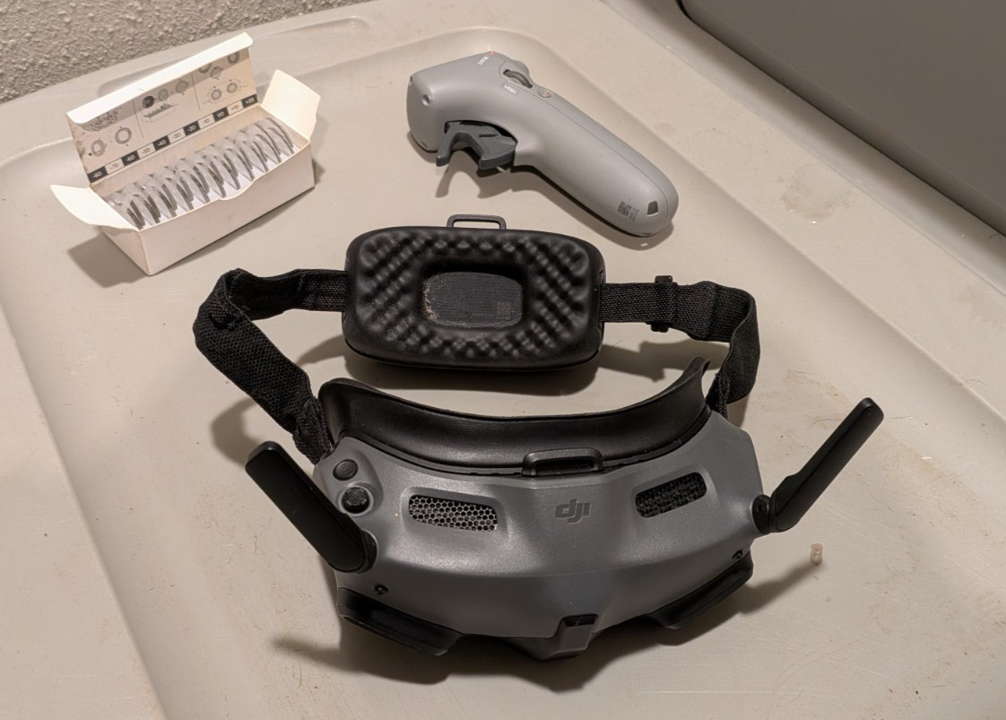 DJI Goggles Integra Motion Combo with Motion 2 Controller for FPV drone flights