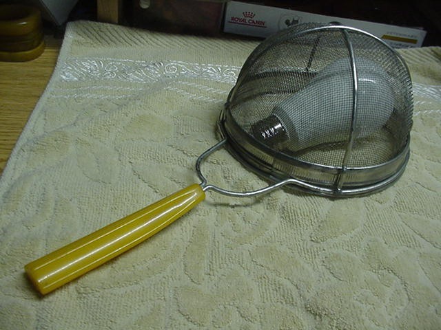 Vintage BIG 5" Strainer/Sifter Kitchen Utensil BUTTERSCOTCH/YELLOW Bakelite