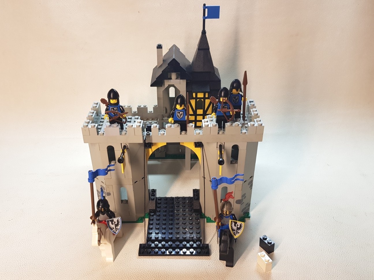 LEGO 6073 Knight's Castle 1984 Black Knights Castle 6073-1 Black Falcons #2