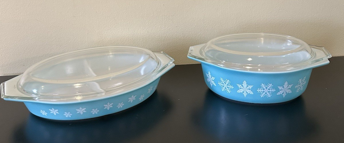*2* vintage PYREX Turquoise Snowflake CASSEROLE Dish 1.5 qt w/ lid ~ one divided