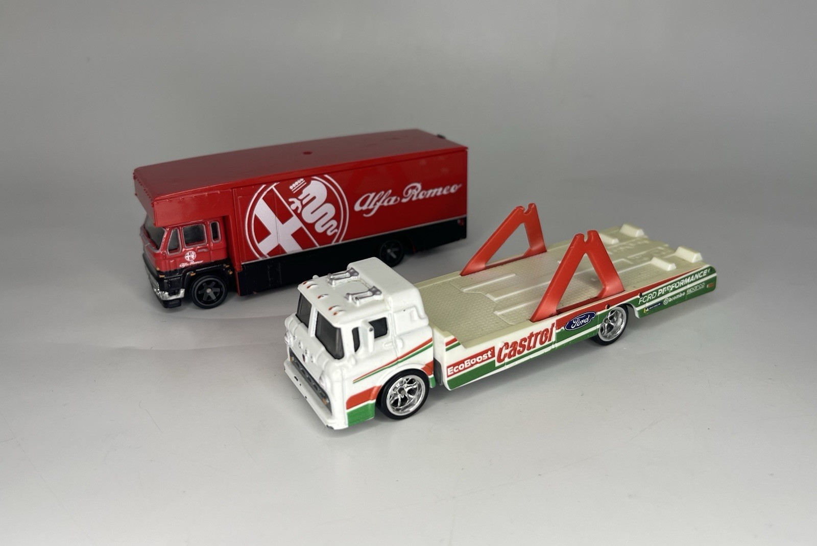 Hot Wheels Premium Team Transport Diecast 1/64 Scale Castrol & Alfa Romeo