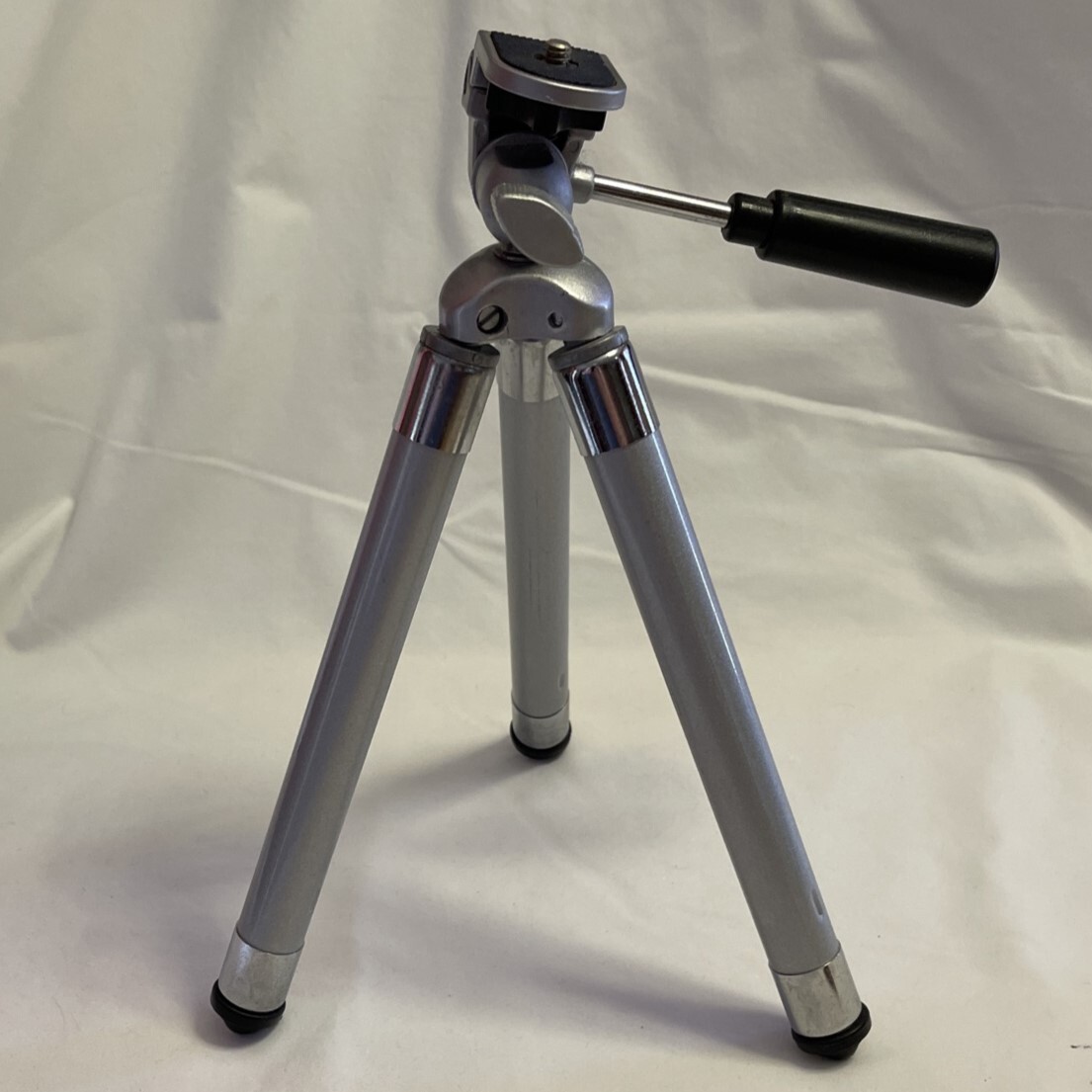 CAMERA METAL TRIPOD 4 Hight Levels 10 IN x 37 IN Tilts