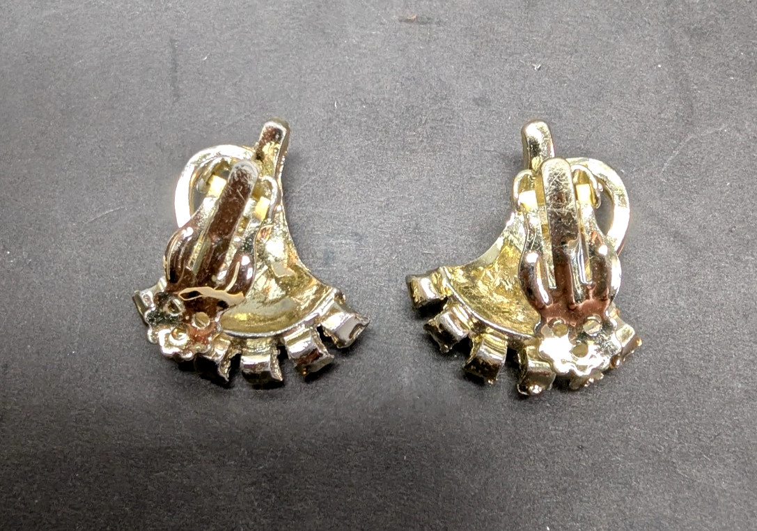 Gold Tone Leaf Non-Pierced Earrings Clip Lock Fine Jewelry Glossy 1.5 Inch