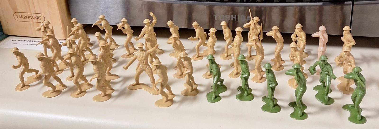 54mm 38pc Marx British Tan & 6 Green - VGC.  Nothing Broken!