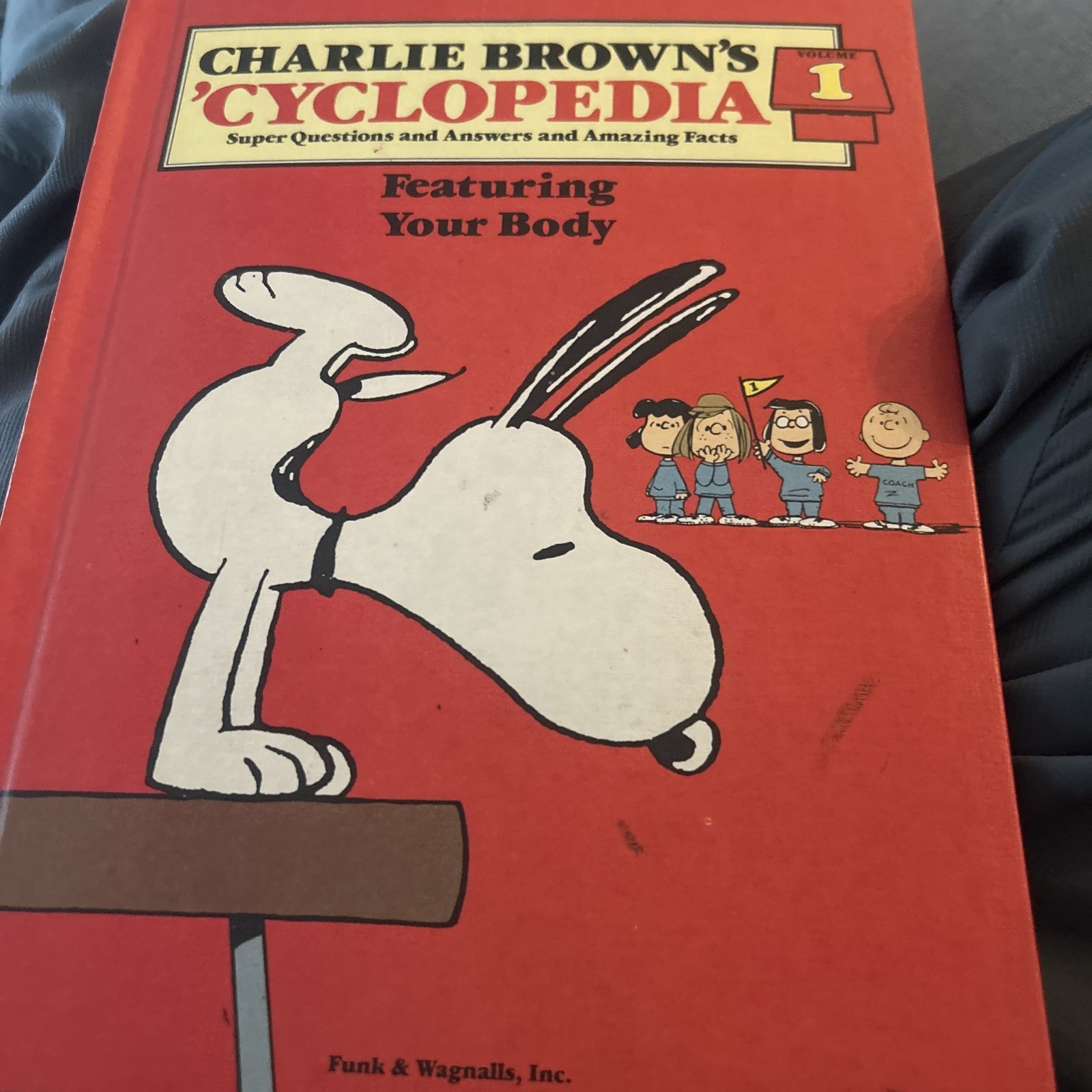 CHARLIE BROWN'S 'CYCLOPEDIA HARDCOVER BOOK 1980 VOLUME #1 FEATURING YOUR BODY