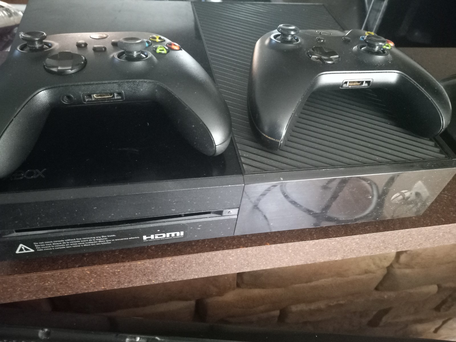 Microsoft Xbox One Console 2 Controllers 2 Games Halo Fallout Borderlands