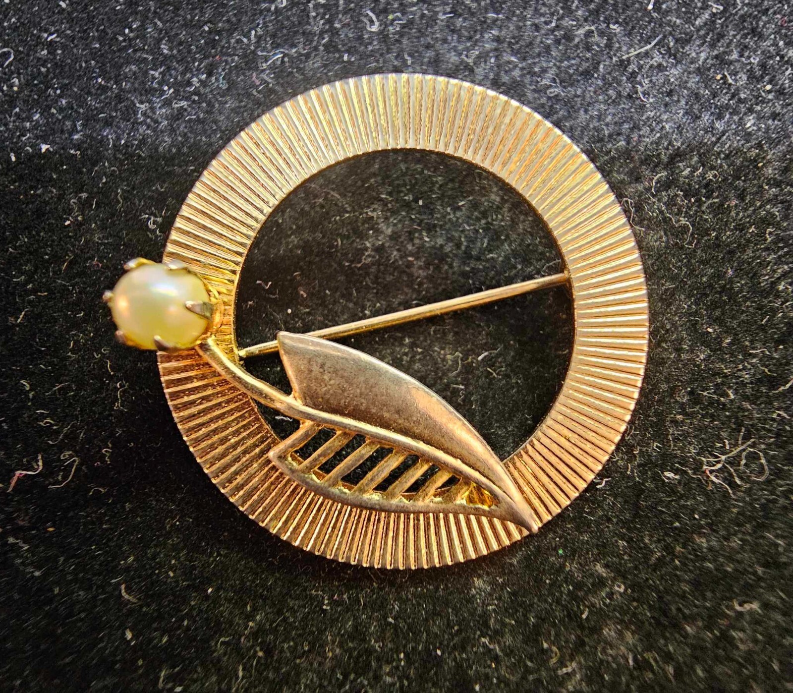 VTg goldtone Brooch Pin Leaf Round Circle w/ Faux Pearl- S65