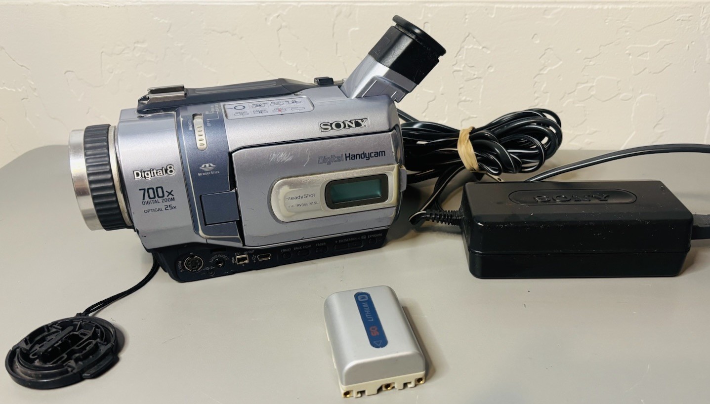 Sony Handycam DCR-TRV340 NTSC Digital 8 Hi8 Camcorder Nightshot W Charger *READ*