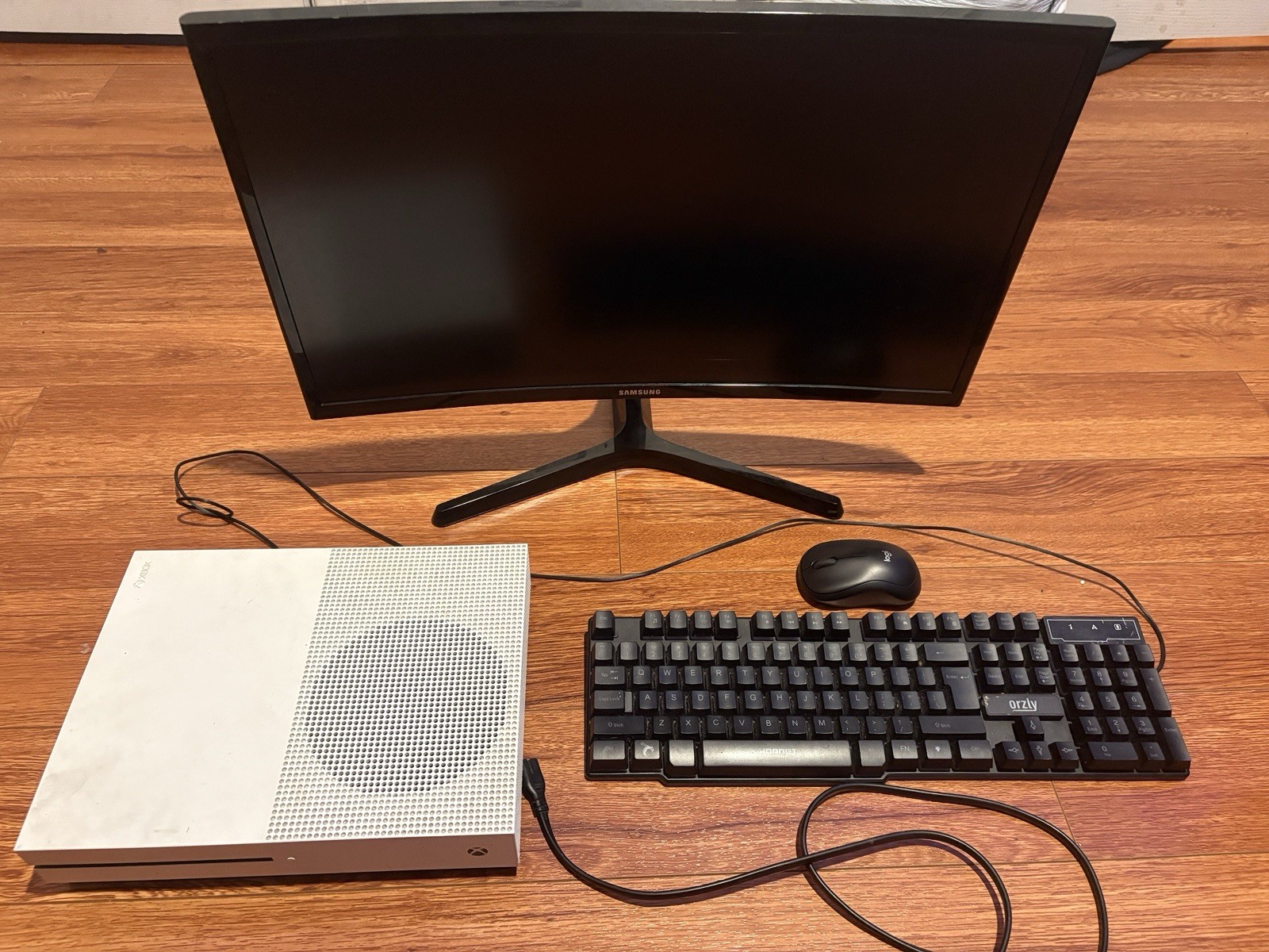Xbox One S Console, Samsung Curved Monitor, Orzly Keyboard, Logi Mouse Bundle