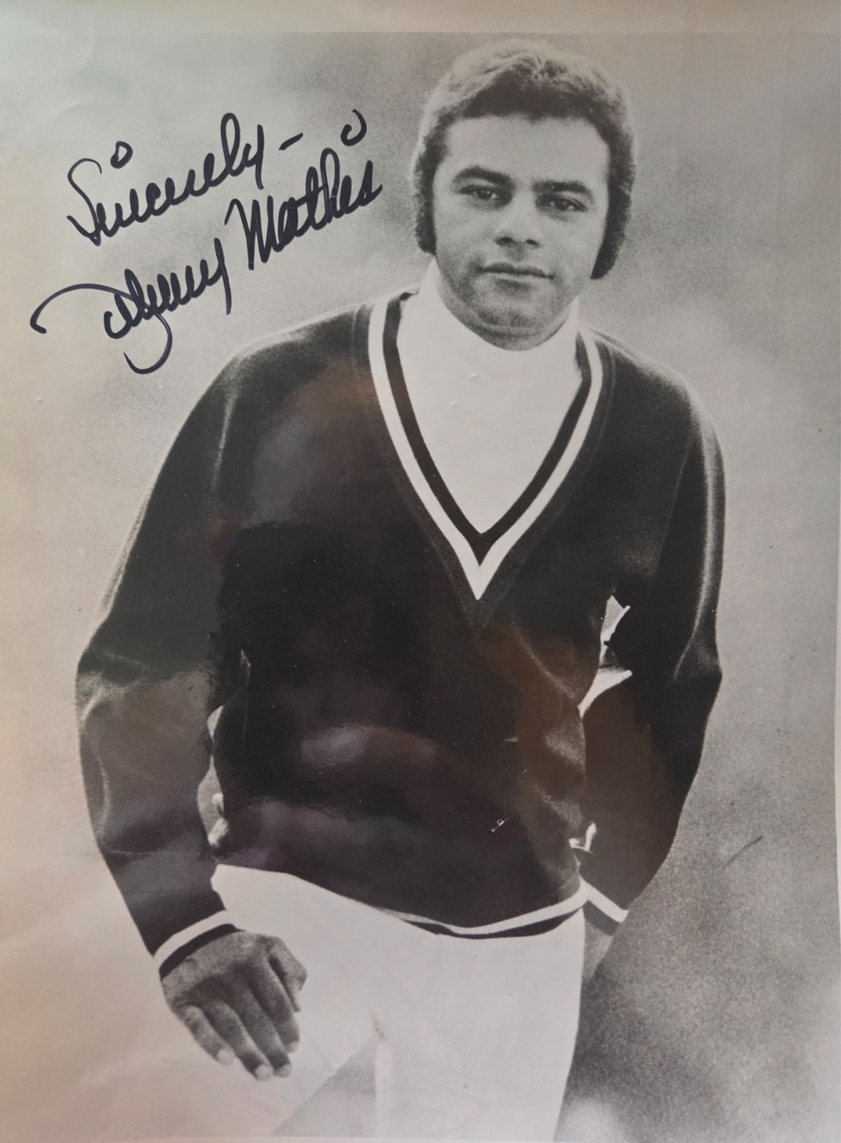 JOHNNY MATHIS SIGNED AUTOGRAPHED 8x10 PHOTO LEGENDARY SINGER ENTERTAINER