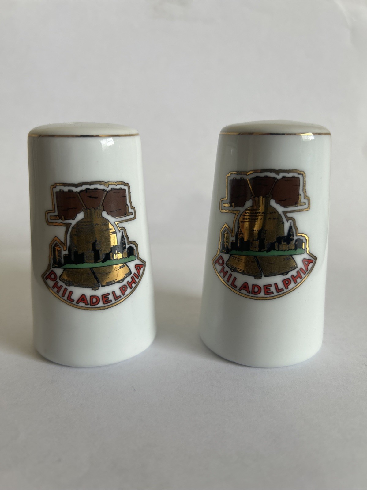Philadelphia Liberty Bell Salt Pepper Shakers Porcelain Souvenir Set Gold Trim