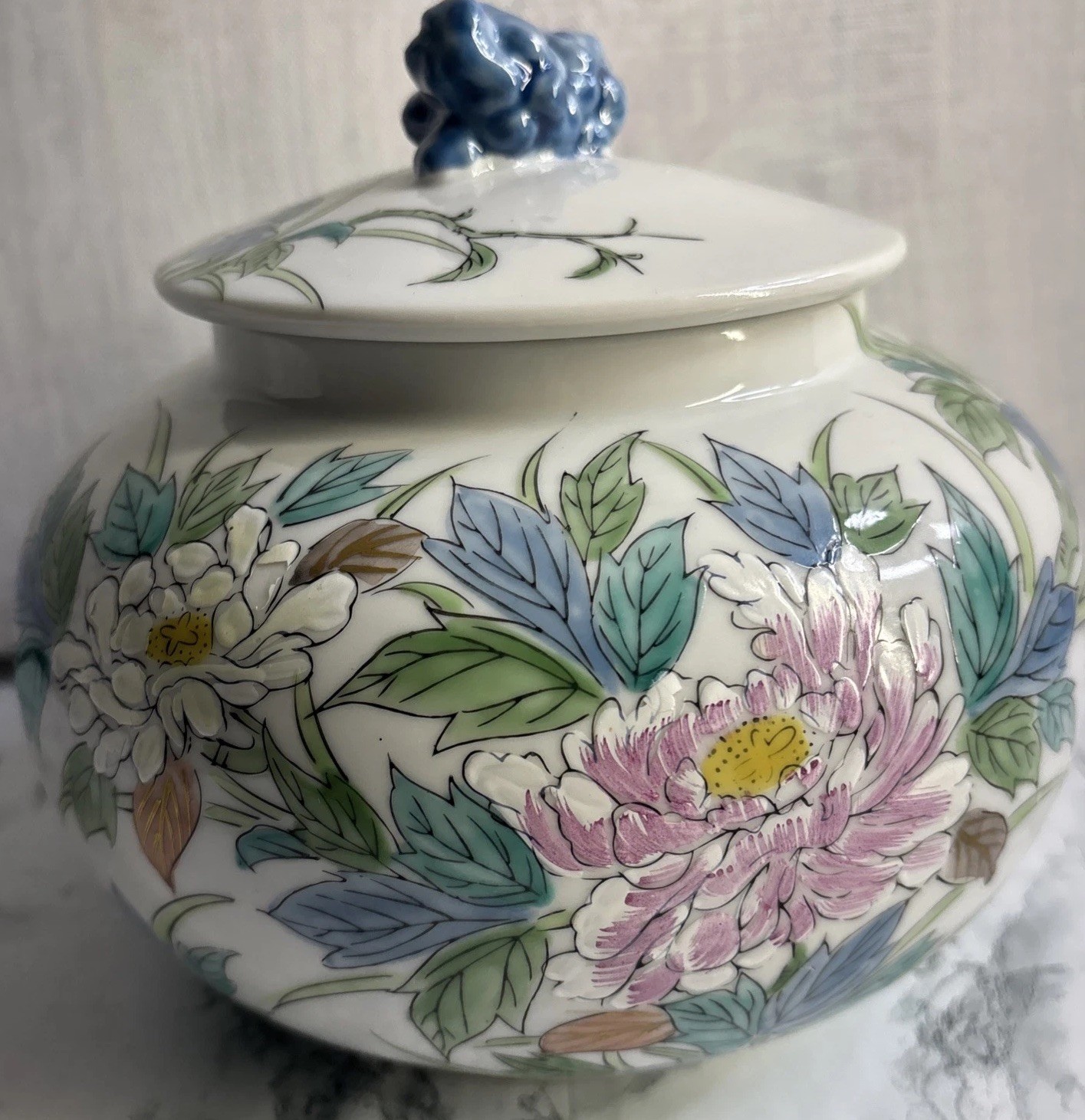 Chinese Famille Rose box and cover 18th,19th ventury hand painted decorative art