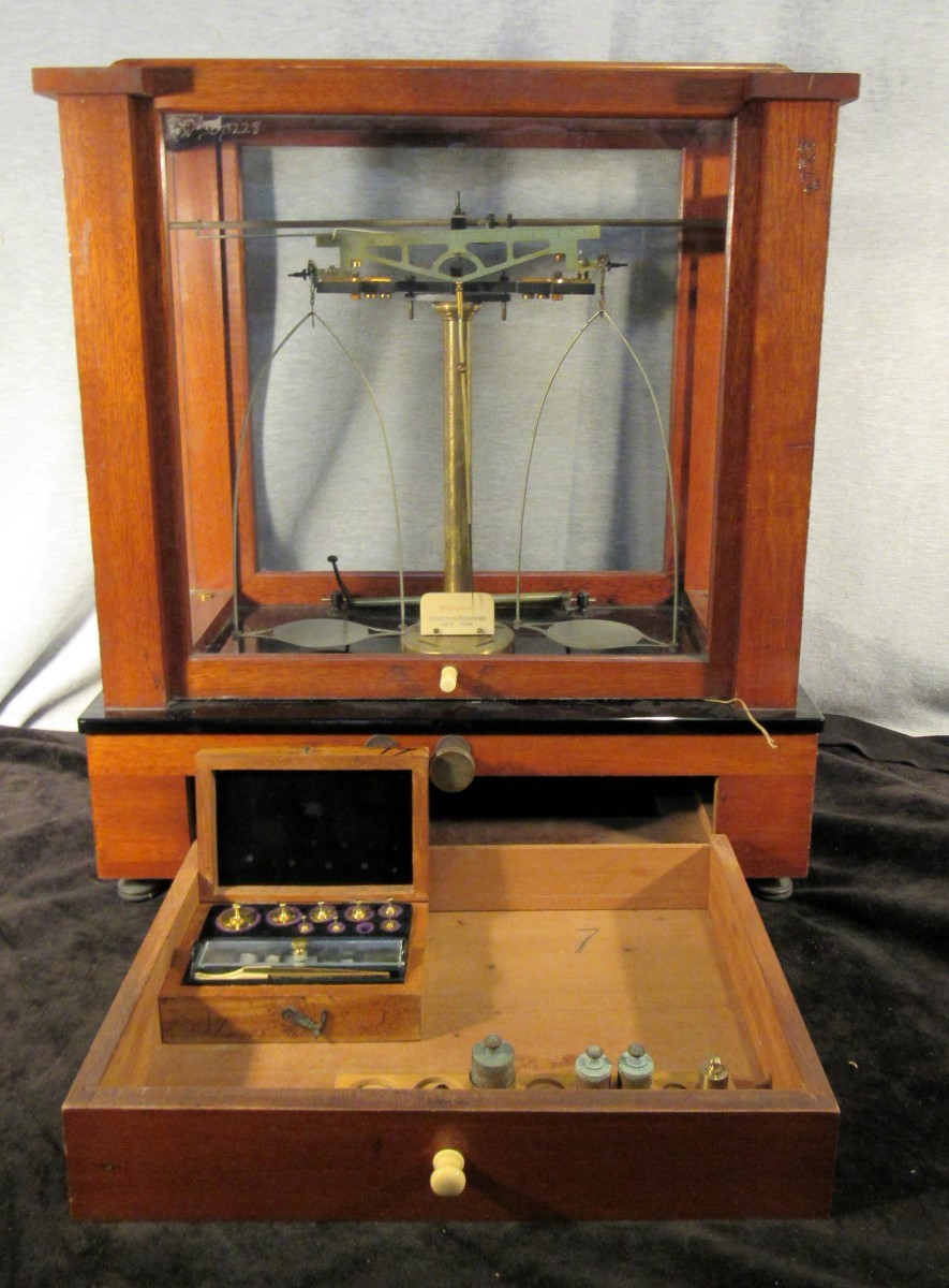 VINTAGE CHRISTIAN BECKER INC PHARMACUTICAL SCALE WITH WEIGHTS - VINT (EZS004254)