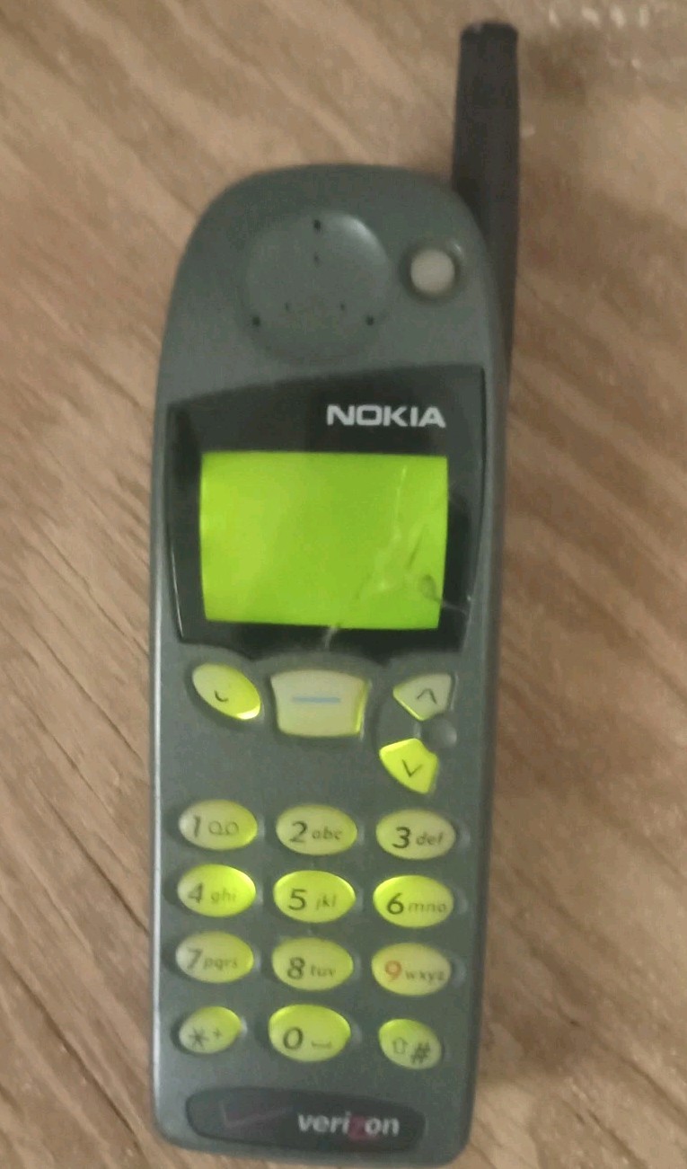 Vintage Nokia 5185i VA phone with Nokia Wall & Car Chargers Pre-owned Powers Up