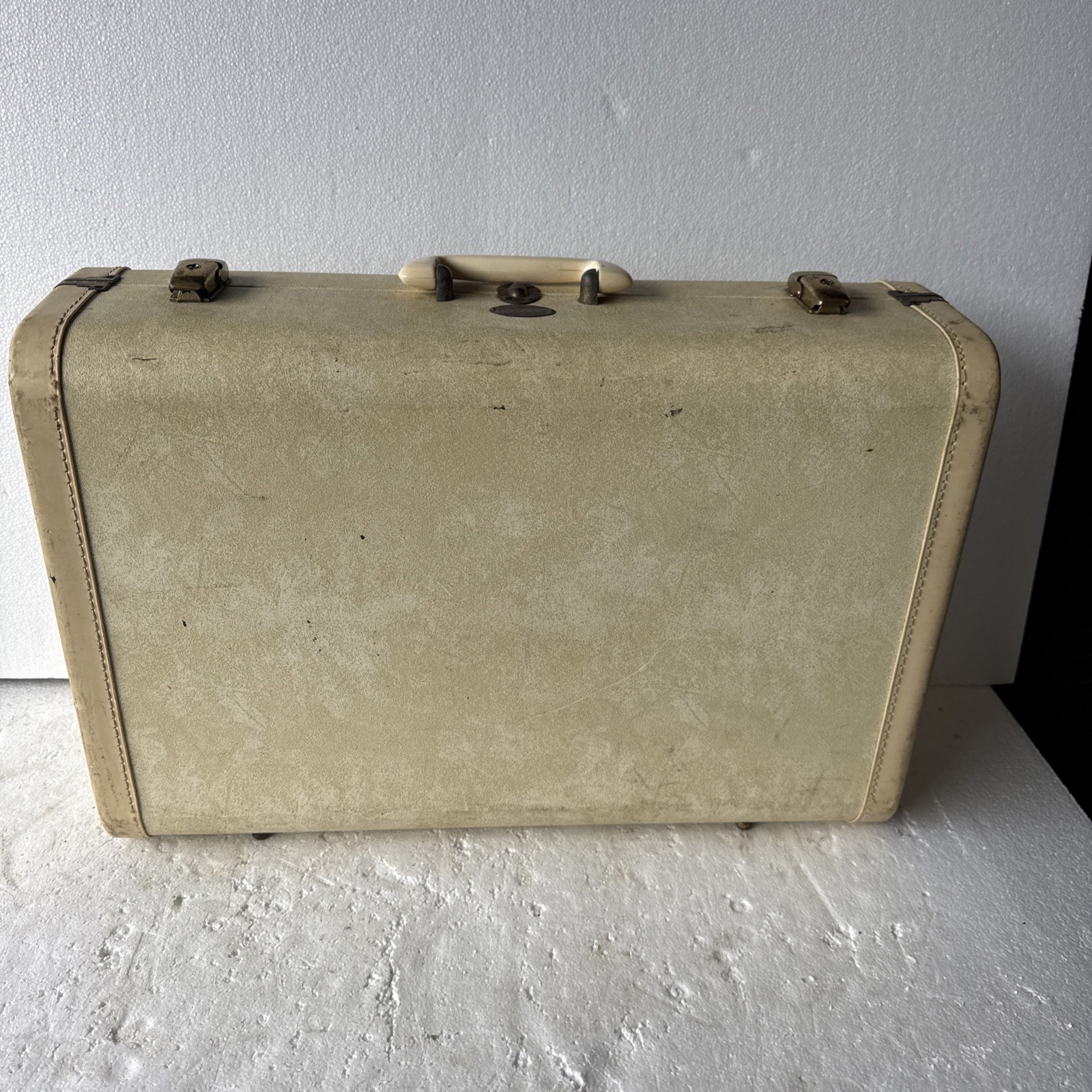 VINTAGE STRAT-O-WAY SEATTLE TRAIN CASE w/ No Key