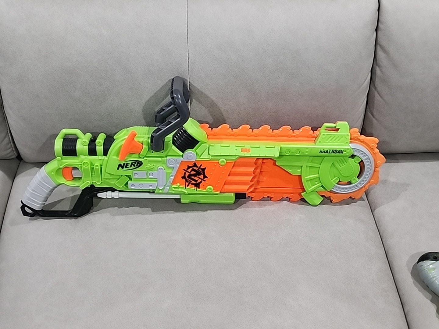 Nerf Zombie Strike Brainsaw Chainsaw Pump Action Dart Blaster Gun