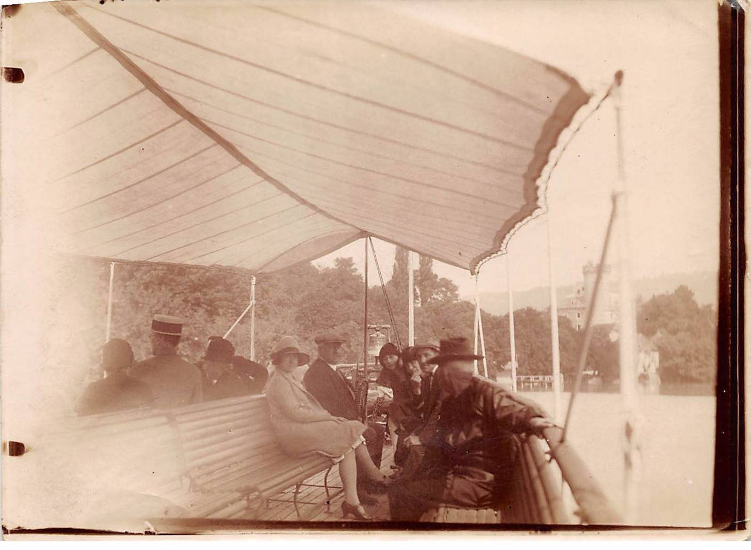 Photography Moi10066 People On A Boat Localized 18 X 13 Cm.