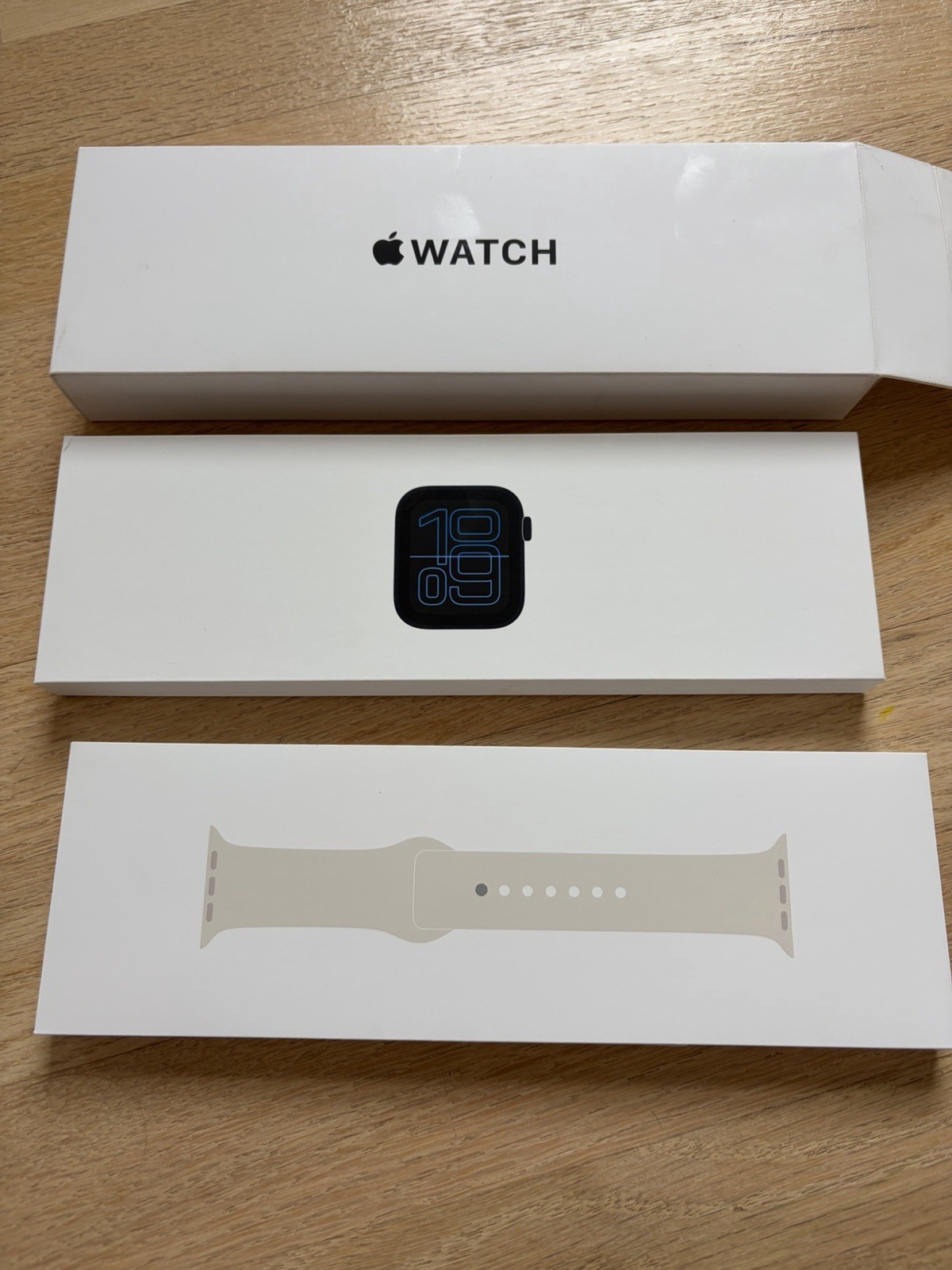 Apple Watch SE 3 40mm Midnight Aluminum Case Beige Silicone Band