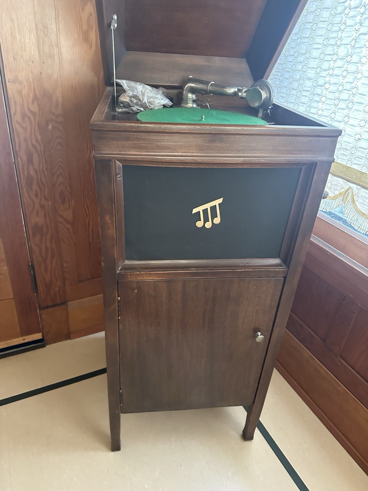 Antique Brunswick phonograph record Disc Player. Ultona Head with Needles