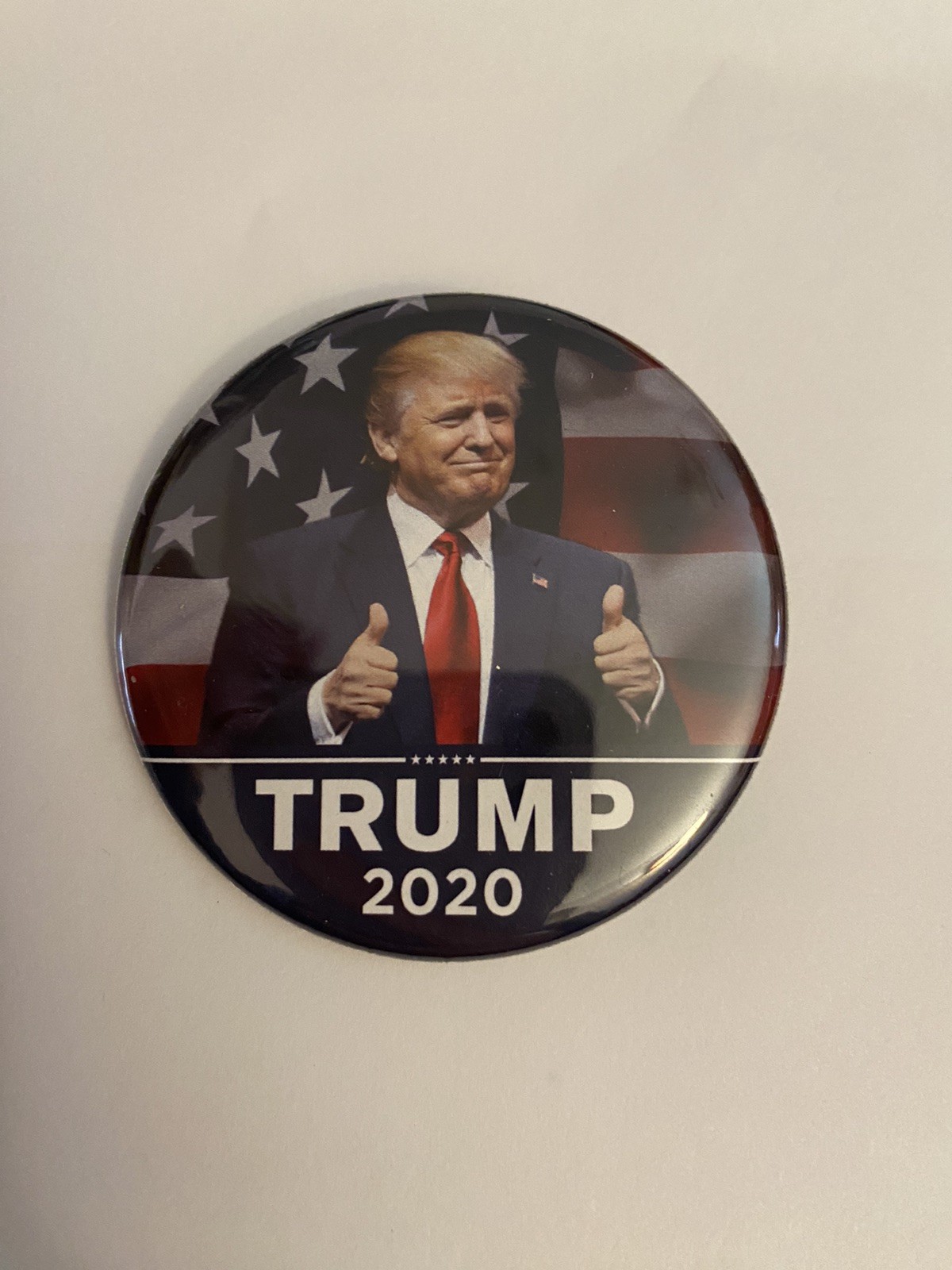 Trump 2020 Thumbs Up Pin Back Button P133