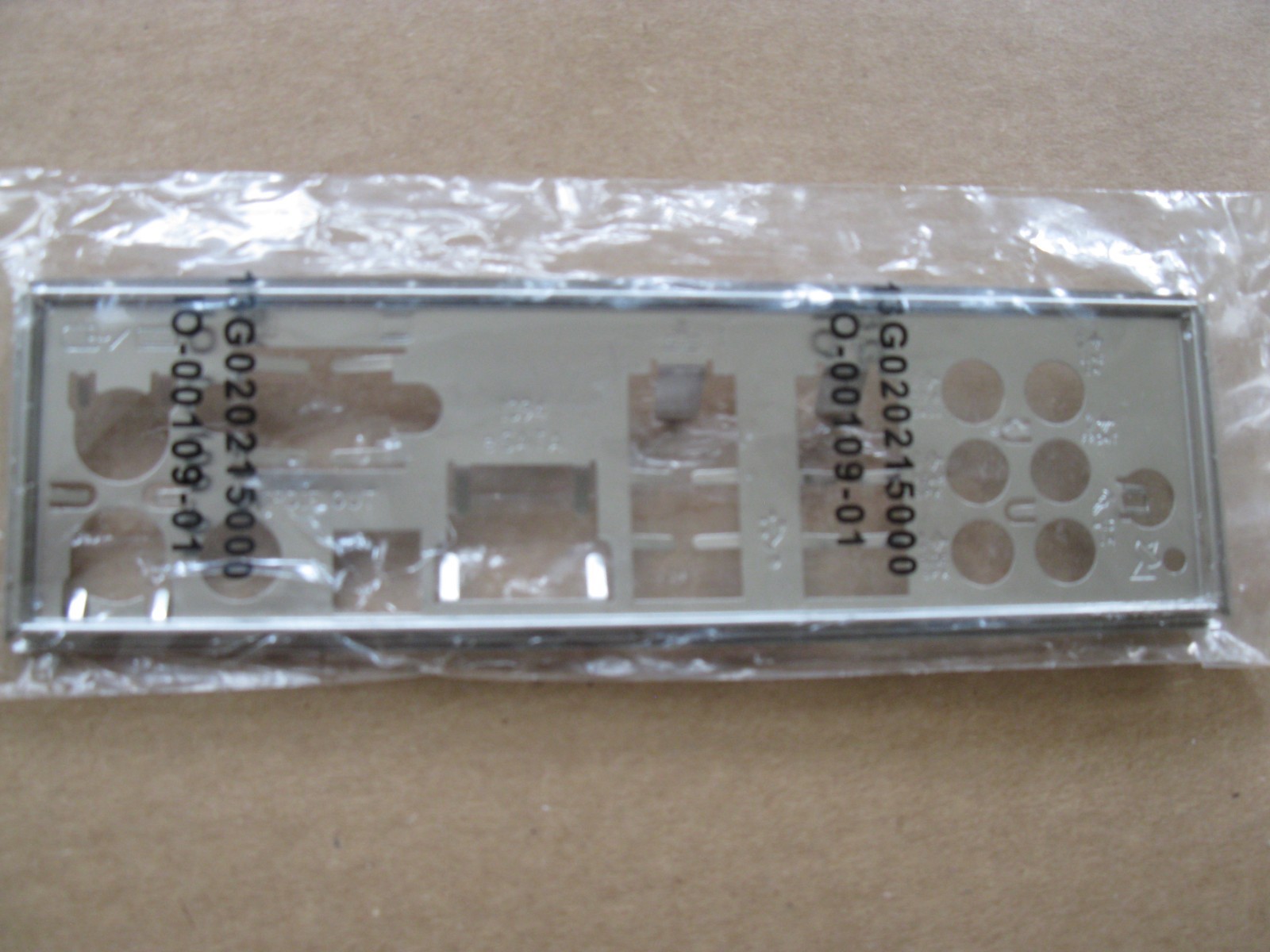 ASUS M2N32-SLI DELUXE   I/O backplate/shield NOS