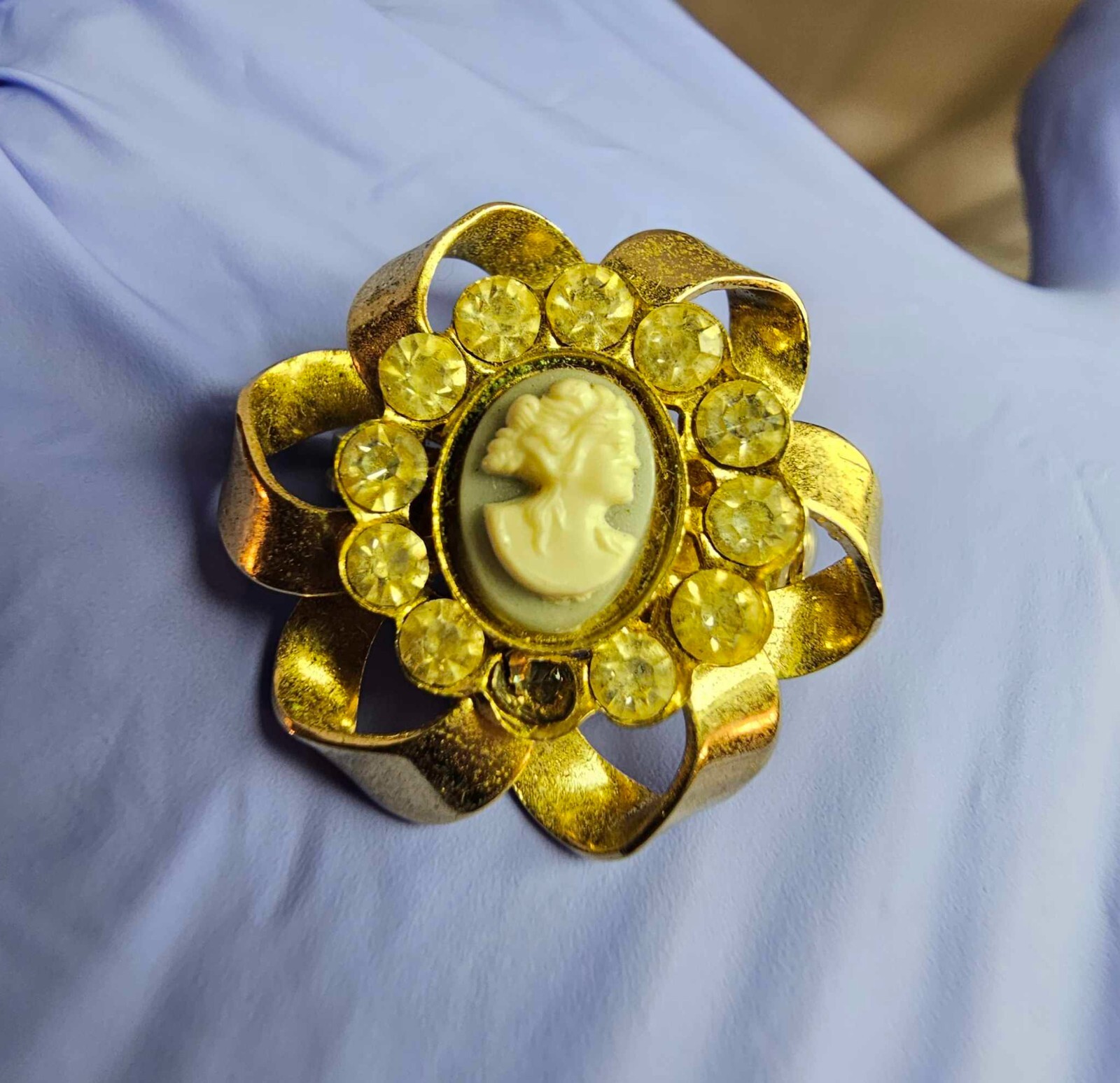 Vtg Blue Cameo woman lady goldtone ribbon Brooch Pin w/ Clear Stones- B32- READ