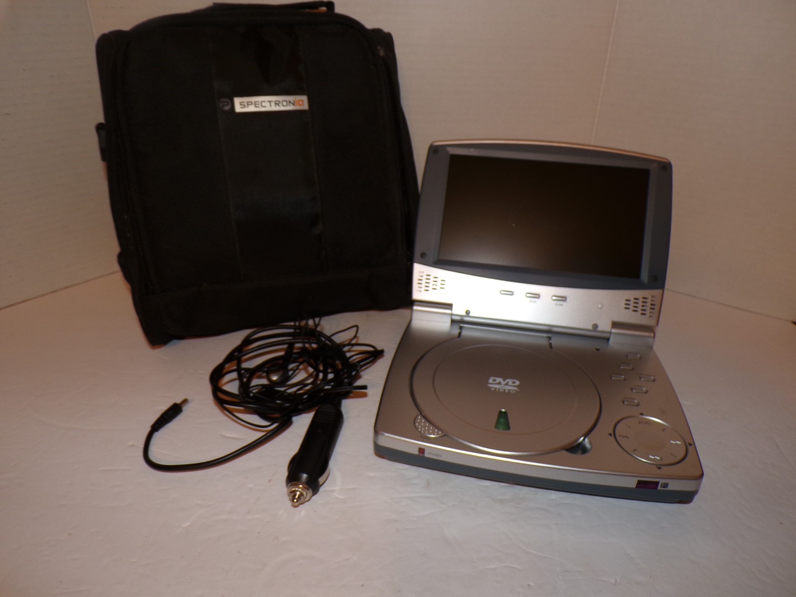 SPECTRONIQ PORTABLE DVD PLAYER PDV-70X WITH CASE AS IS