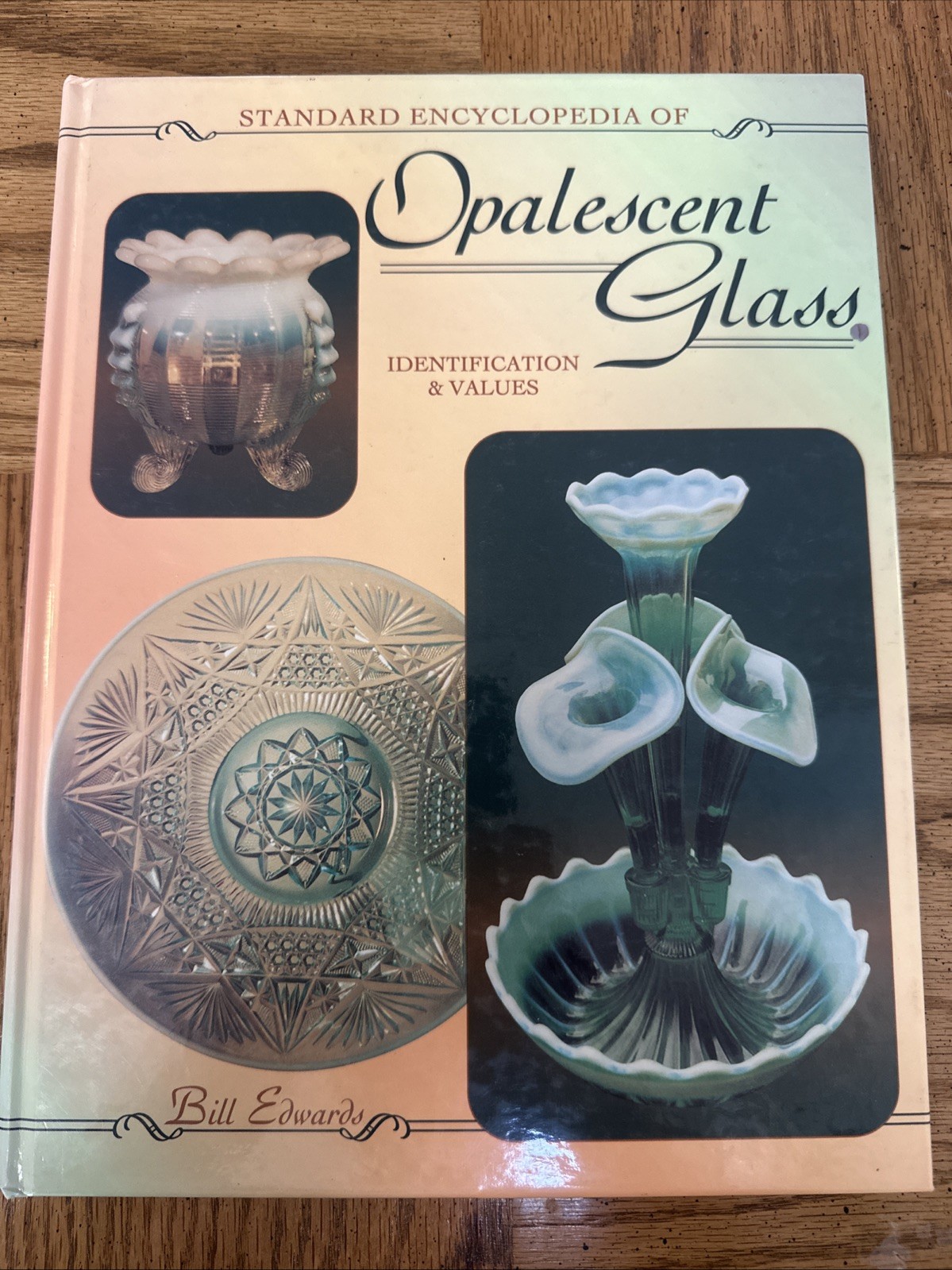 Standard Encyclopedia of Opalescent Glass Identification and Values Bill Edwards