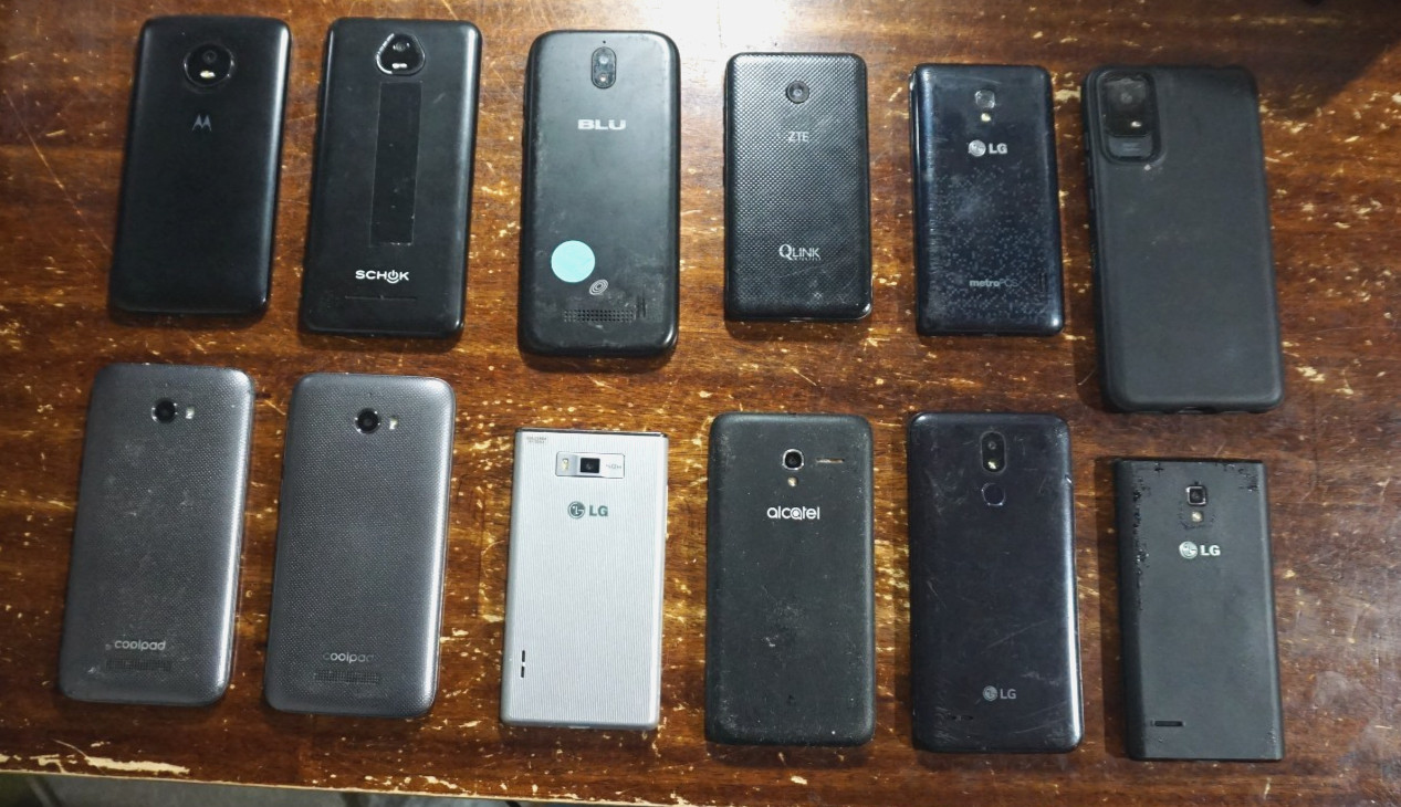 Samsung LG Motorola Mixed Lot 12 Cell Phones