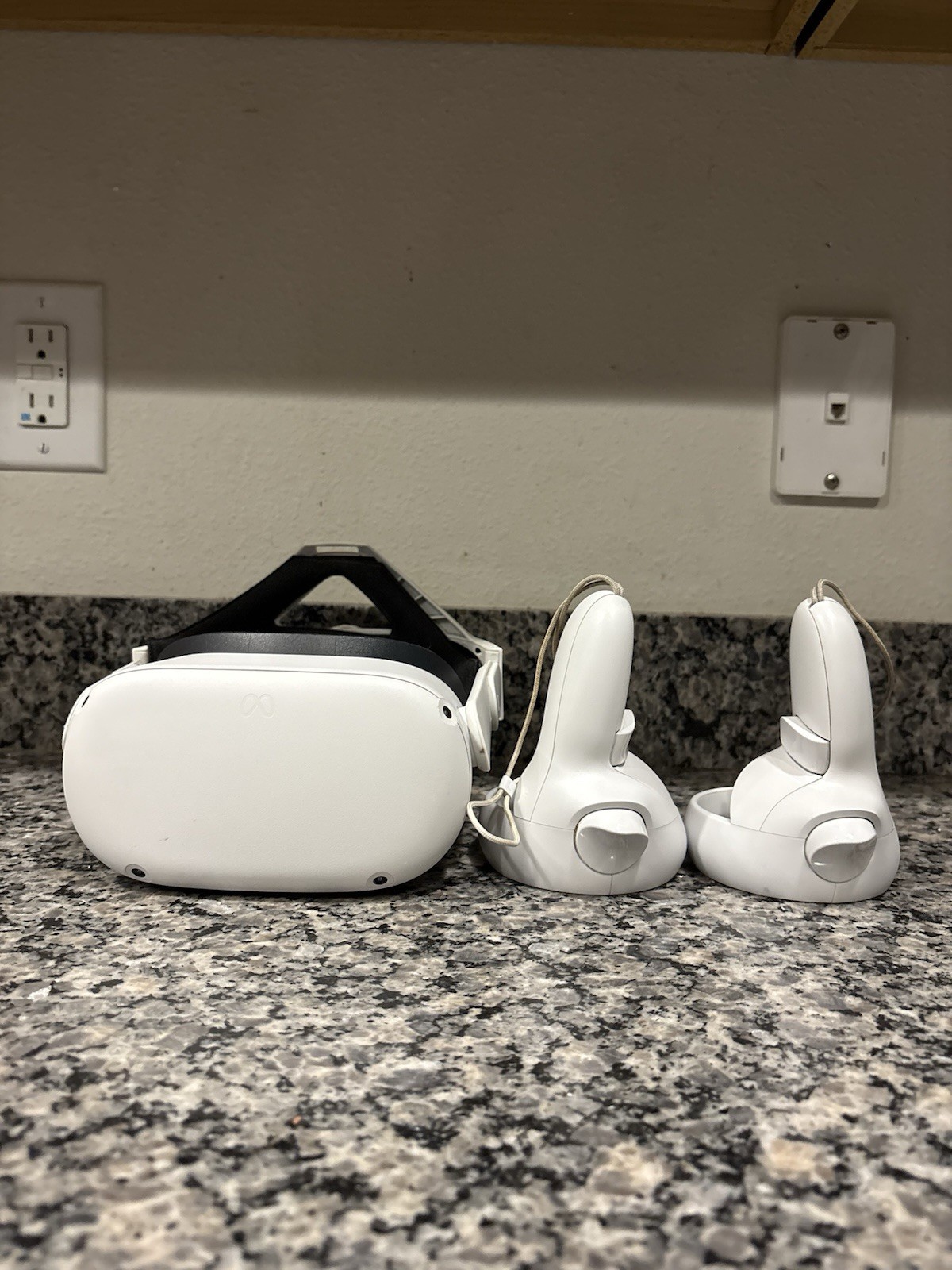 Oculus Quest 2 128GB VR Headset – Mint Condition & Premium Head Strap