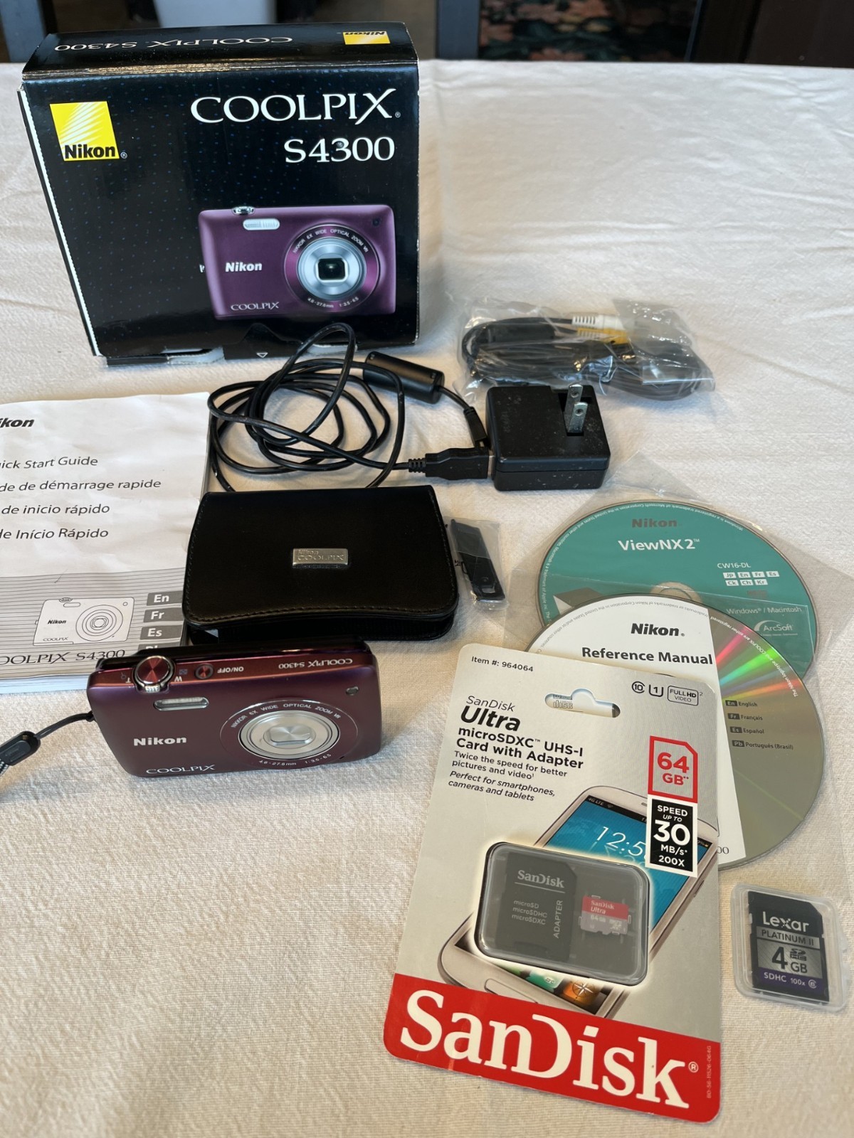 Nikon Coolpix 4300 4.0MP Digital Camera Memory Cards Battery Charger Case