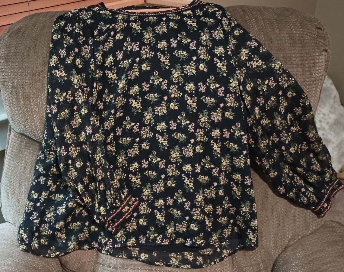 Plus DesignerBlouse Long Sl 2X-Suzanne Betro Excellent condition. Navy floral