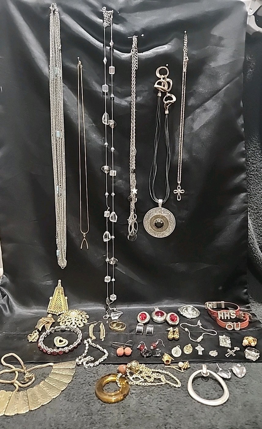 misc lot jewelry vintage Over 30 Pieces