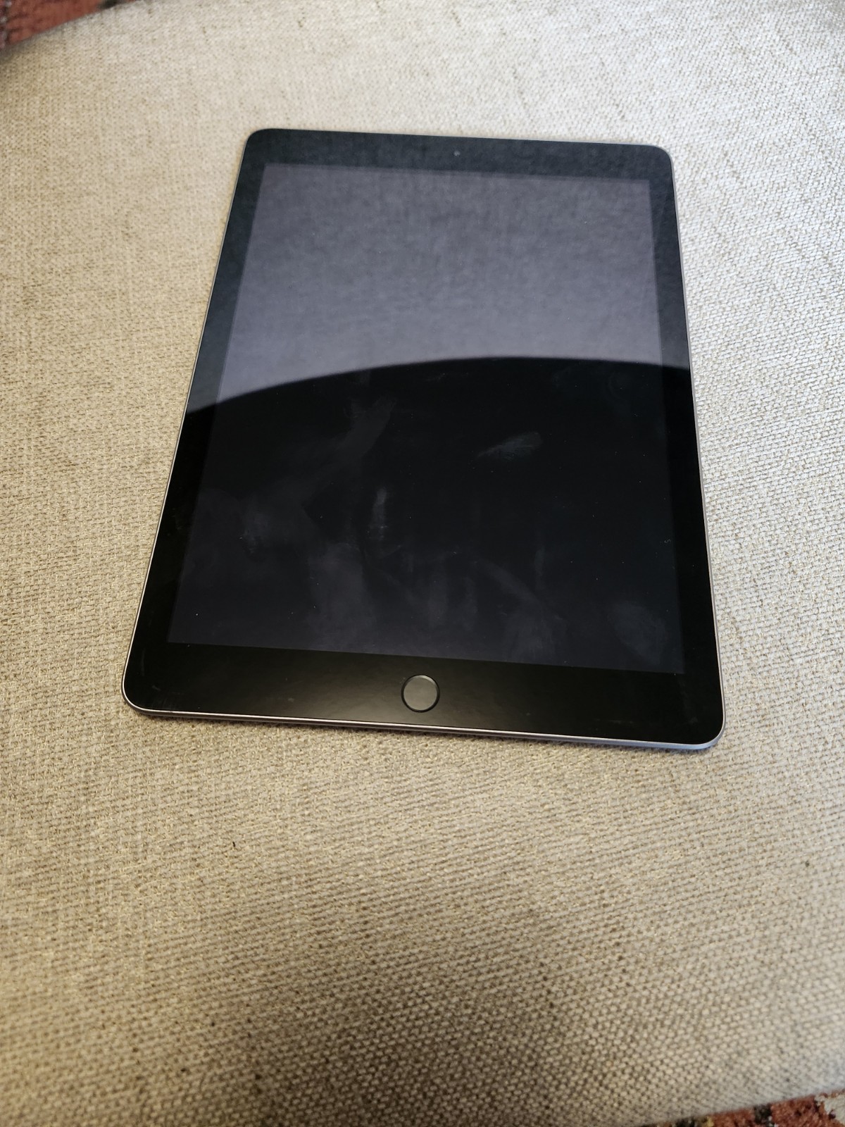 Apple iPad (5th Generation) A1822 32 GB, Wi-Fi, 9.7 in - Space Gray bundle