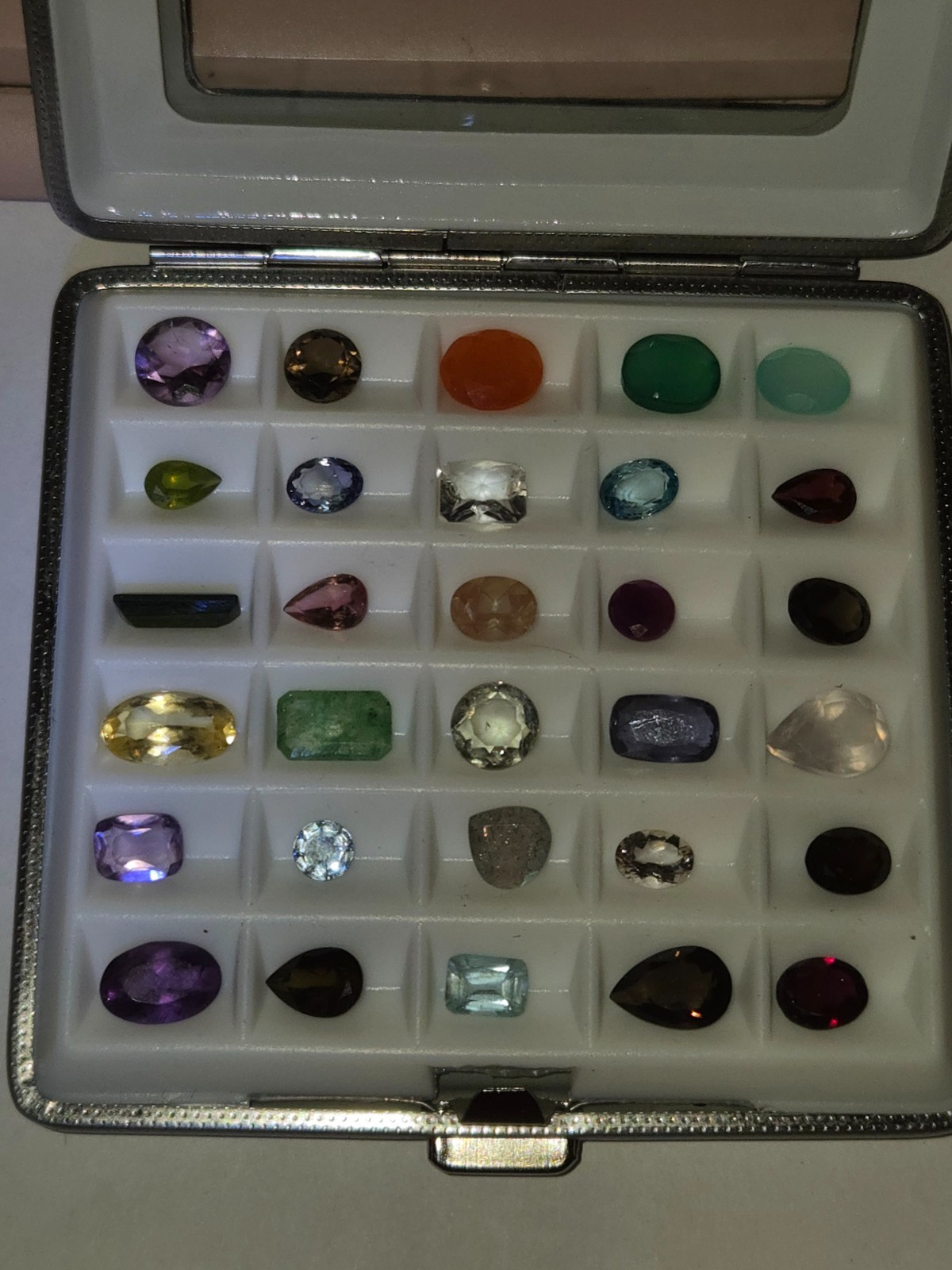 30 count gemstone box containing 30 different gemstones. GREAT BUY