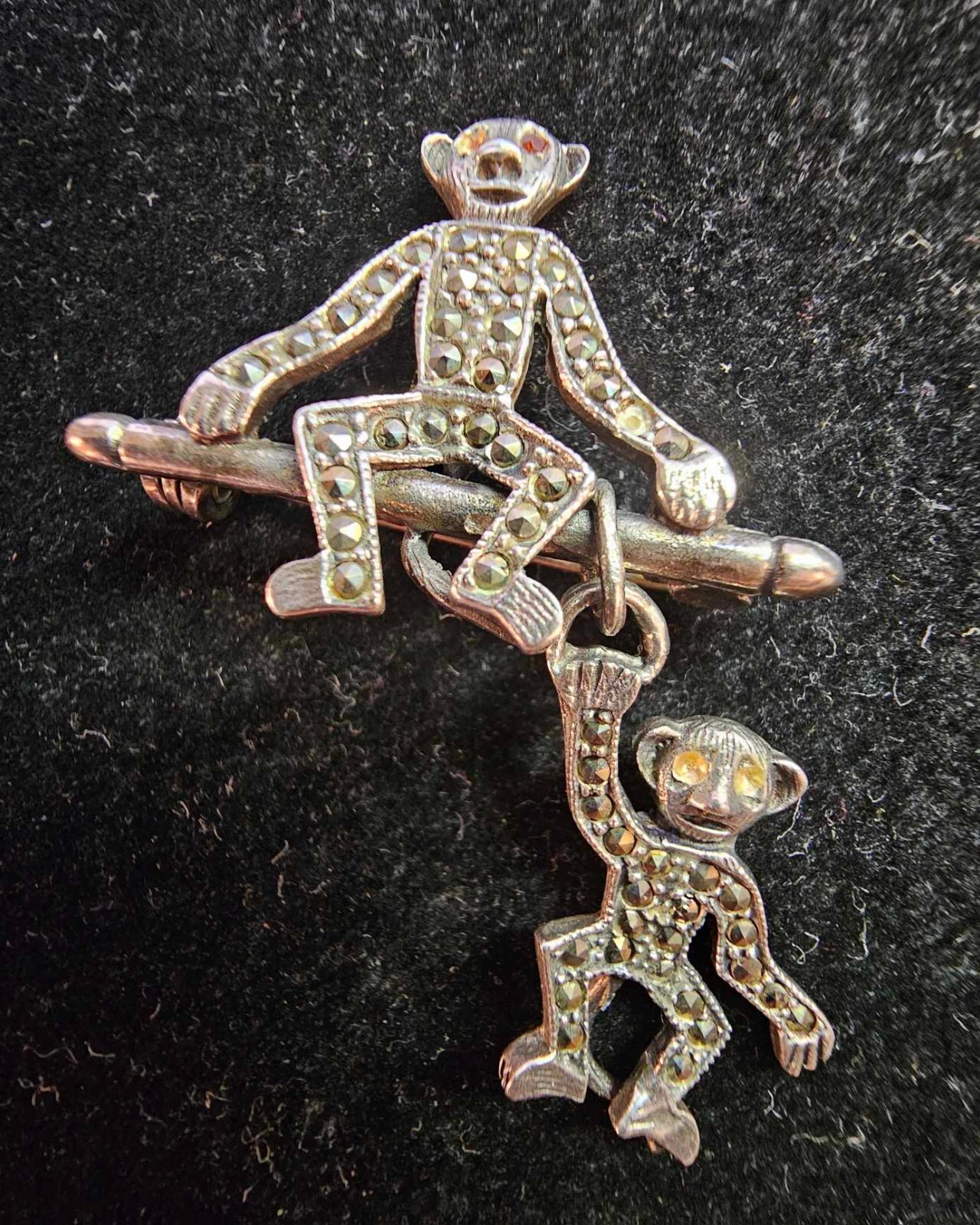 925 Sterling Silver Brooch Pin 2 monkeys 1 dangle/hanging -B31- READ