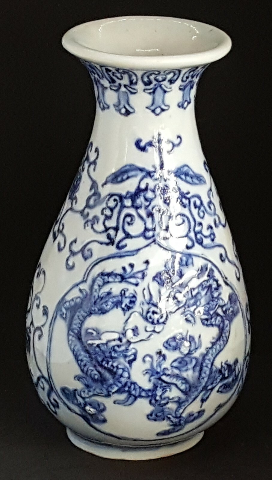 Chinese export blue & white vintage Victorian oriental antique dragon vase
