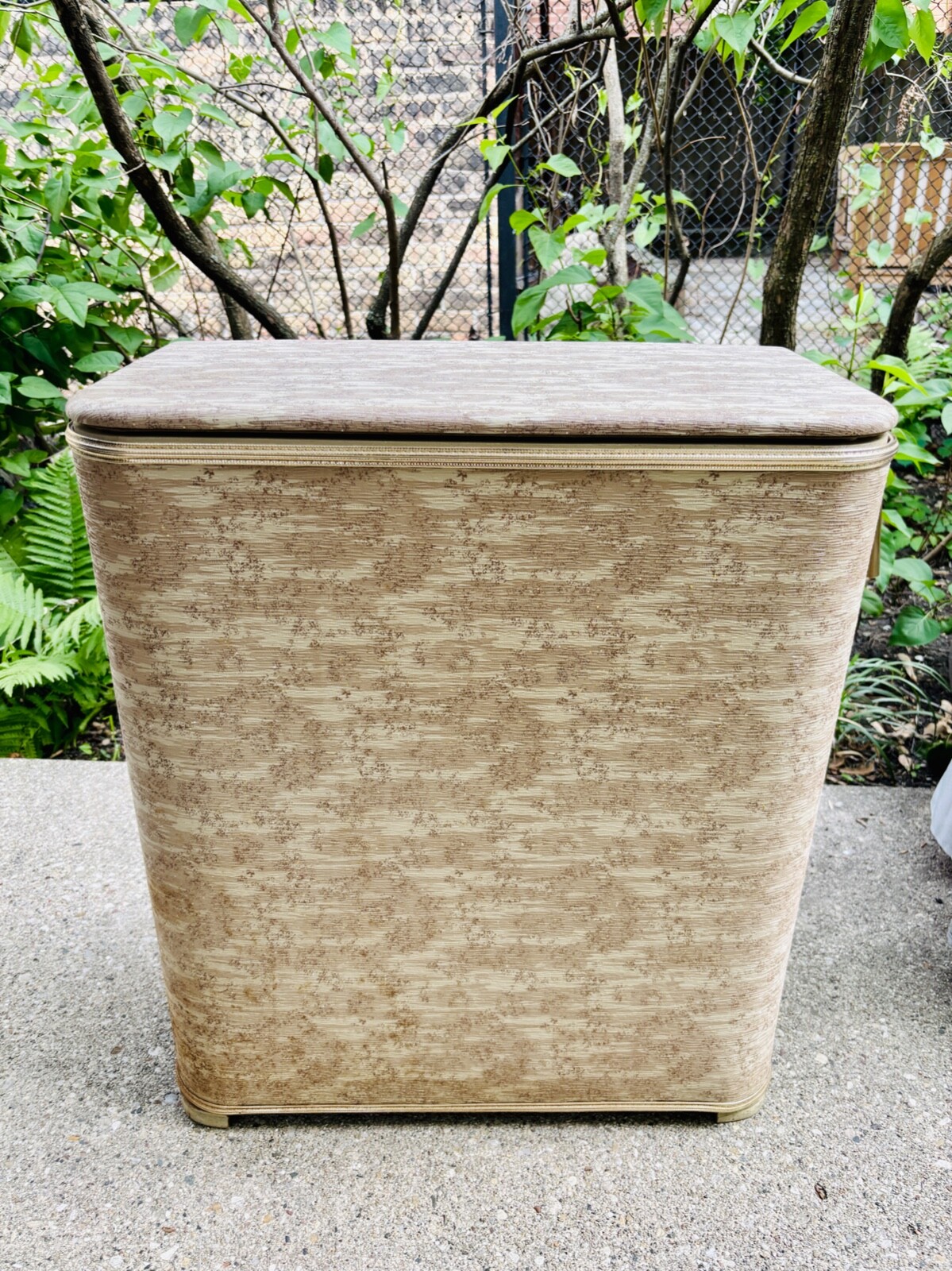 VTG MCM MID CENTURY BEIGE BROWN GOLD FLECK TEXTURED VINYL HAMPER LAUNDRY BASKET