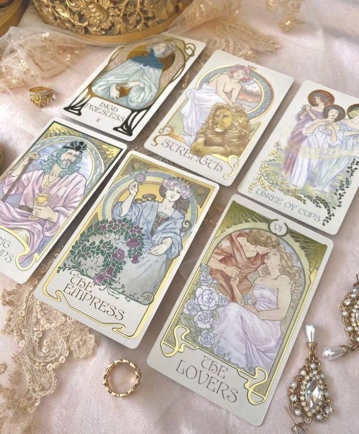 Who's Coming Towards You Next In Love? Full Size Tarot Card Reading 