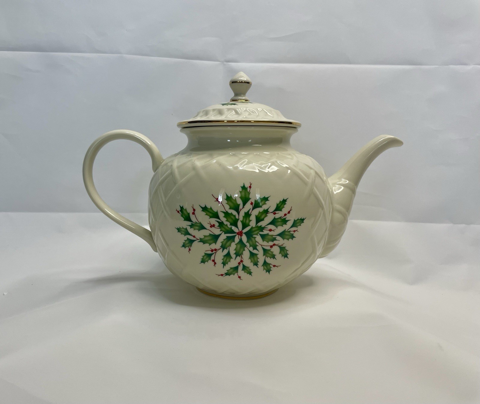 Lenox Holiday Christmas Carved Dimension Basket Weave Gold Holly Berry Tea Pot
