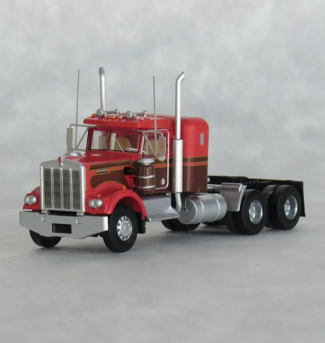 TRAINWORX (N-Scale) #49033 Kenworth W900 36″ sleeper Tractor - Orange/Brown