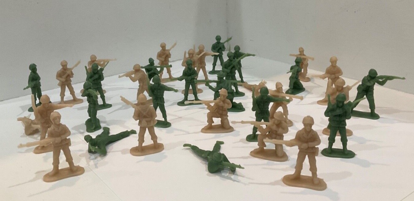 Lot of 34 Greenbrier International Plastic Toy Solders Green Gray Assorted F19