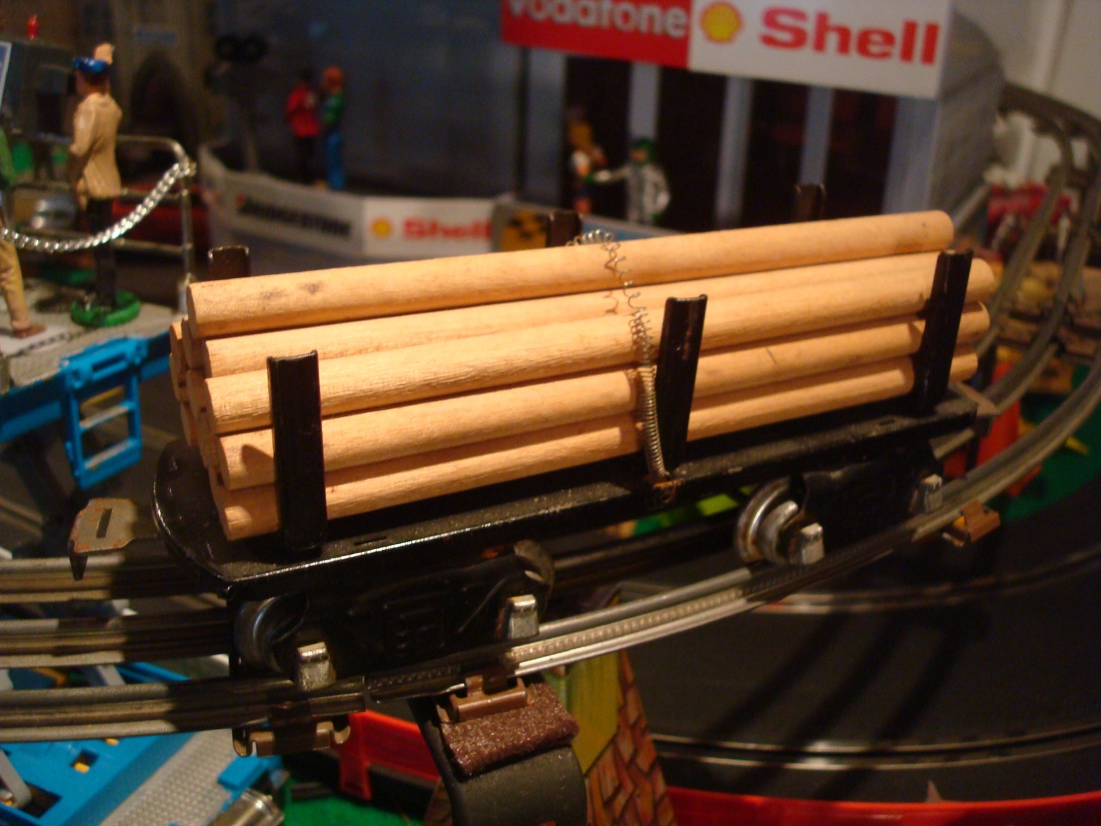 MARX TIN 8 WHL LOG CAR WITH ORIG LOAD & SPRING RR MARLINES TINPLATE RARE COLOR