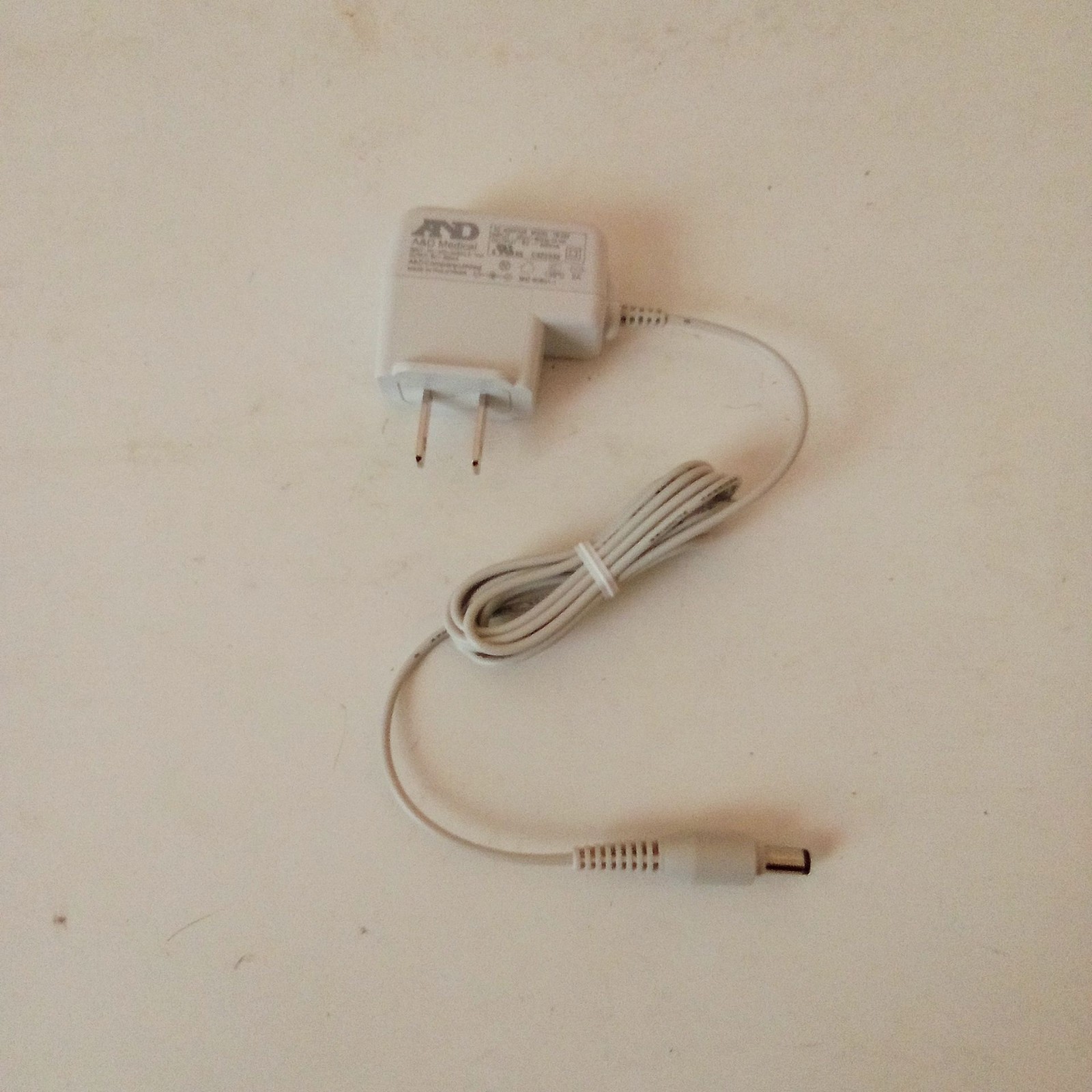 A D Deluxe Blood Pressure Monitor White AC Adaptor Model T8-33 New