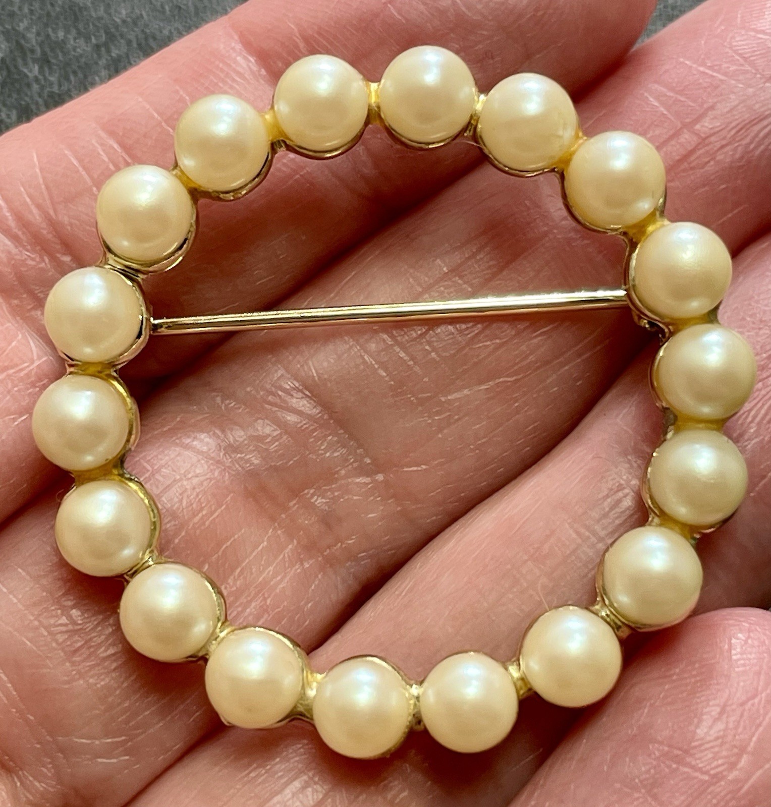 Vintage 1.5” Round Faux Pearl Gold Tone Brooch Pin