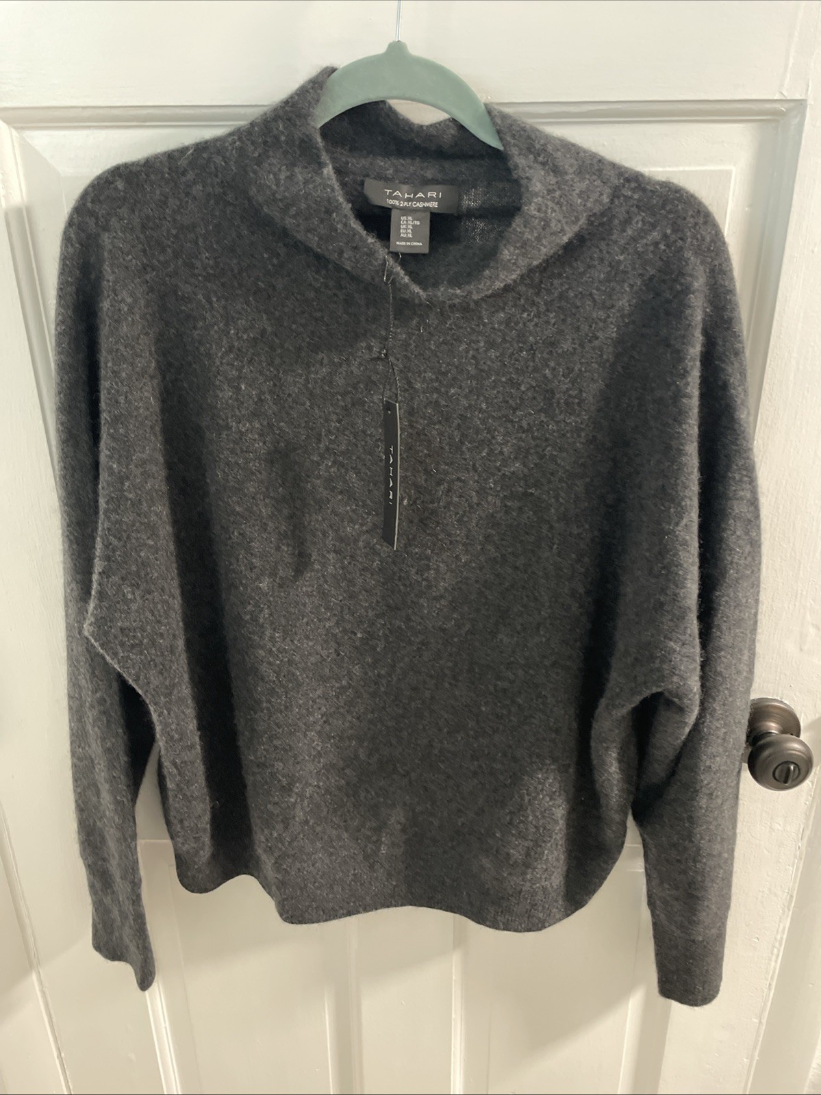 TAHARI Women’s Cashmere Sweater Size Xl