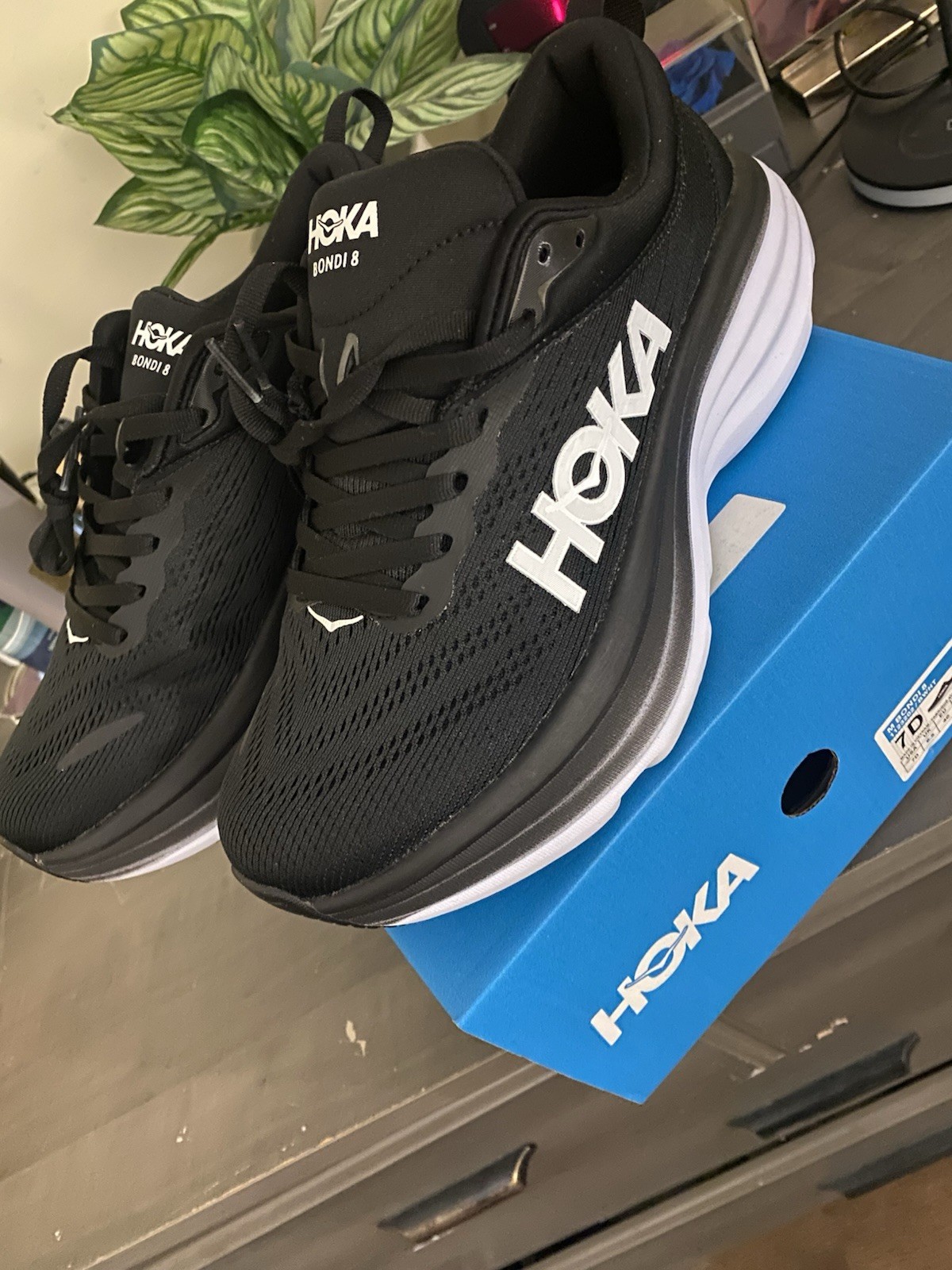 New Hoka One One M Bondi  8  Sneakers Shoes Men’s Size 7 / Women’s Size 8